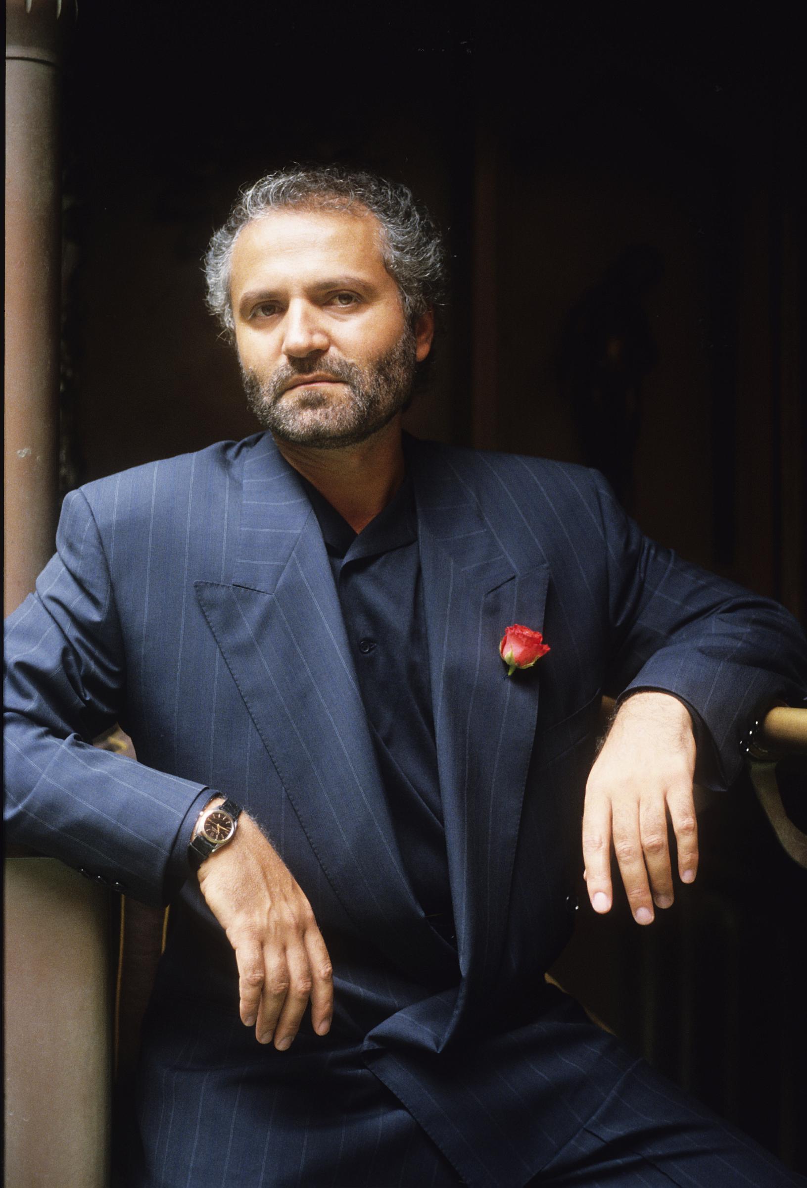 Gianni Versace photographié en 1985. | Source : Getty Images