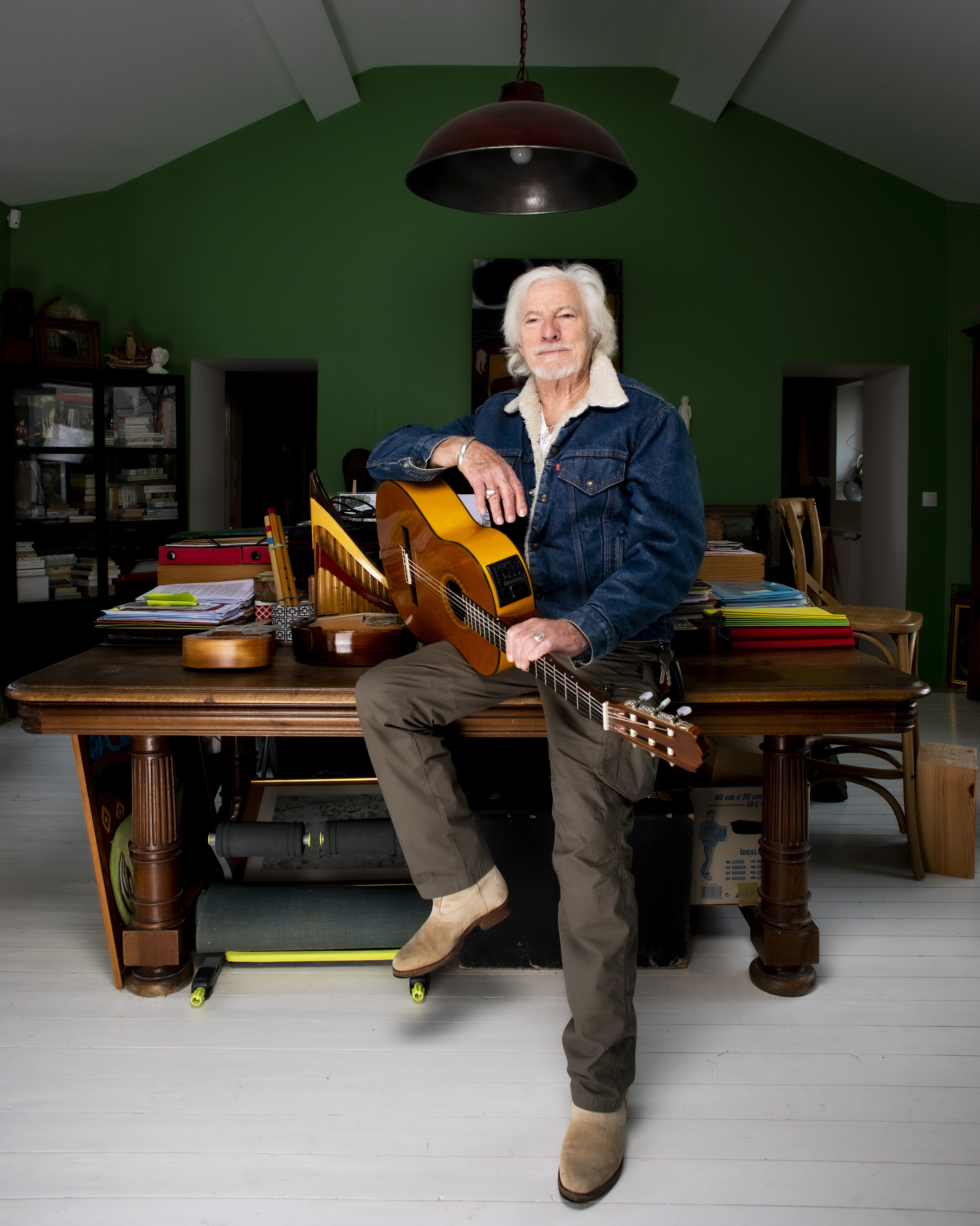 Le chanteur Hugues Aufray pose lors d'une séance photo le 1er décembre 2020 à Marly-le-Roi I Source : Getty Images