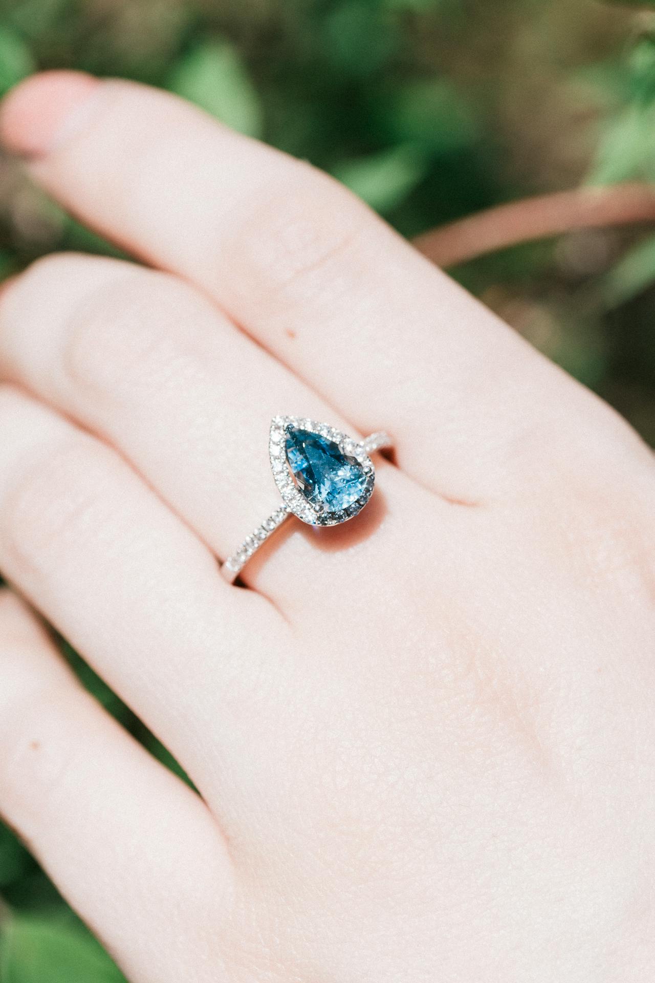 Gros plan sur une femme portant une bague en pierre bleue | Source : Pexels