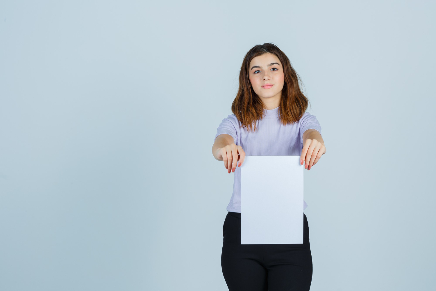 Une femme qui remet un morceau de papier | Source : Pexels