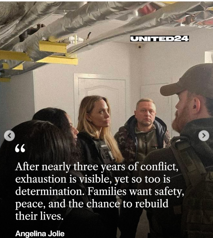 Angelina Jolie discutant avec des habitants ukrainiens, comme le montre une publication datée du 6 novembre 2025. | Source : Instagram/united24.media
