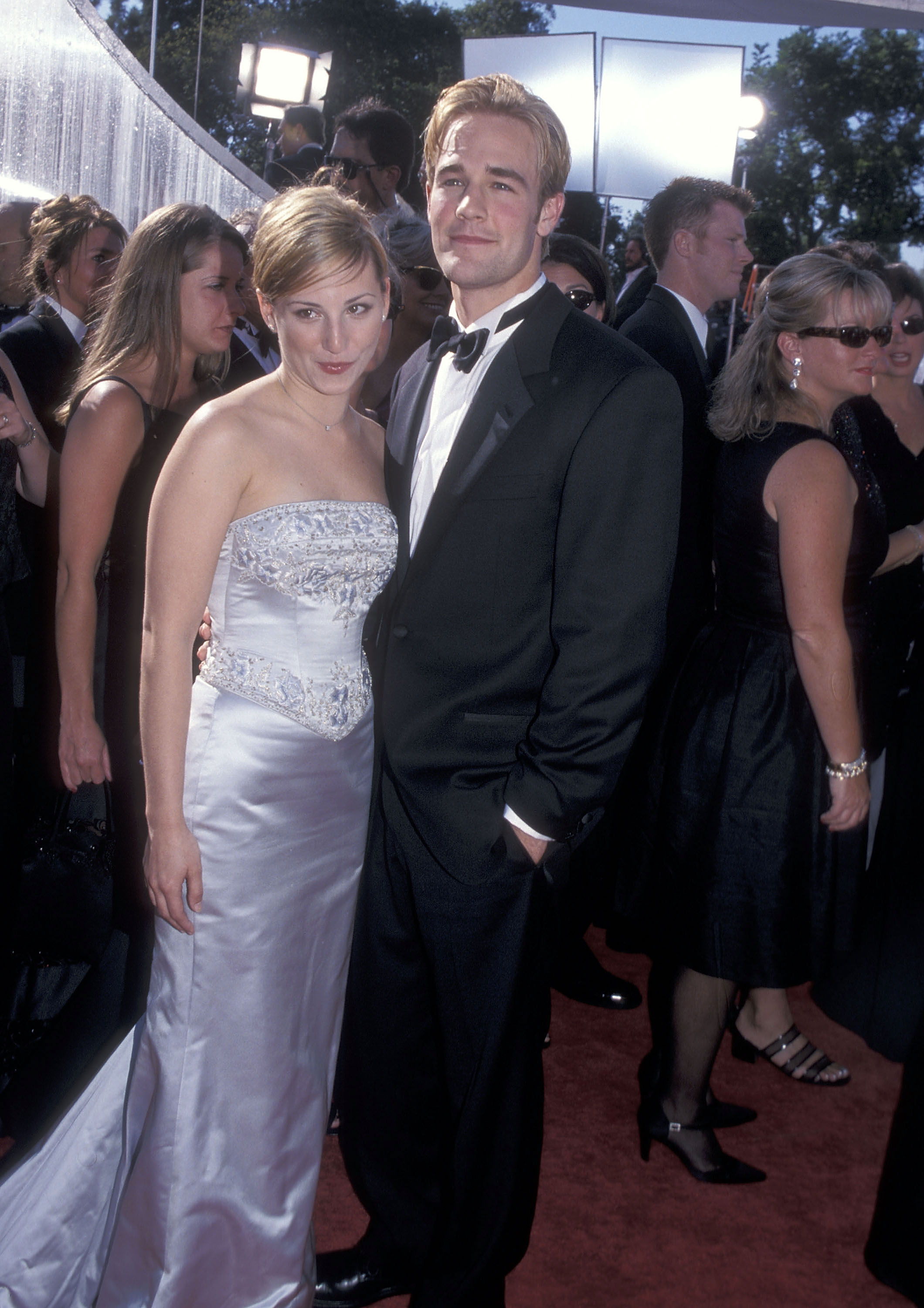 Heather McComb et James Van Der Beek lors de la 51e cérémonie des Primetime Emmy Awards à Los Angeles, Californie, le 12 septembre 1999. | Source : Getty Images
