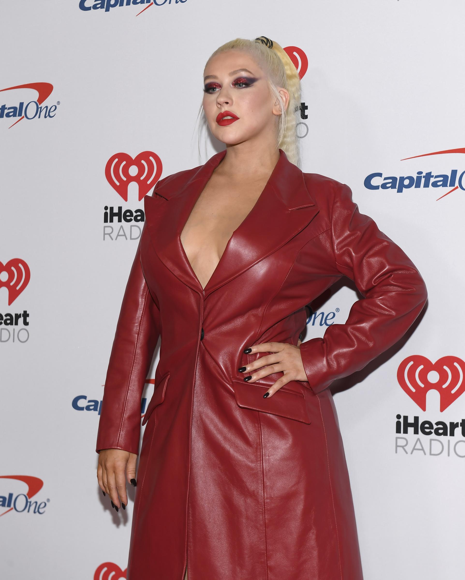 Christina Aguilera, 38 ans, affiche une silhouette généreuse et voluptueuse ainsi qu'un visage lisse et bien dessiné avec une mâchoire bien marquée, alors qu'elle assiste au iHeartRadio Music Festival et au Daytime Stage à la T-Mobile Arena le 20 septembre 2019, à Las Vegas, dans le Nevada.