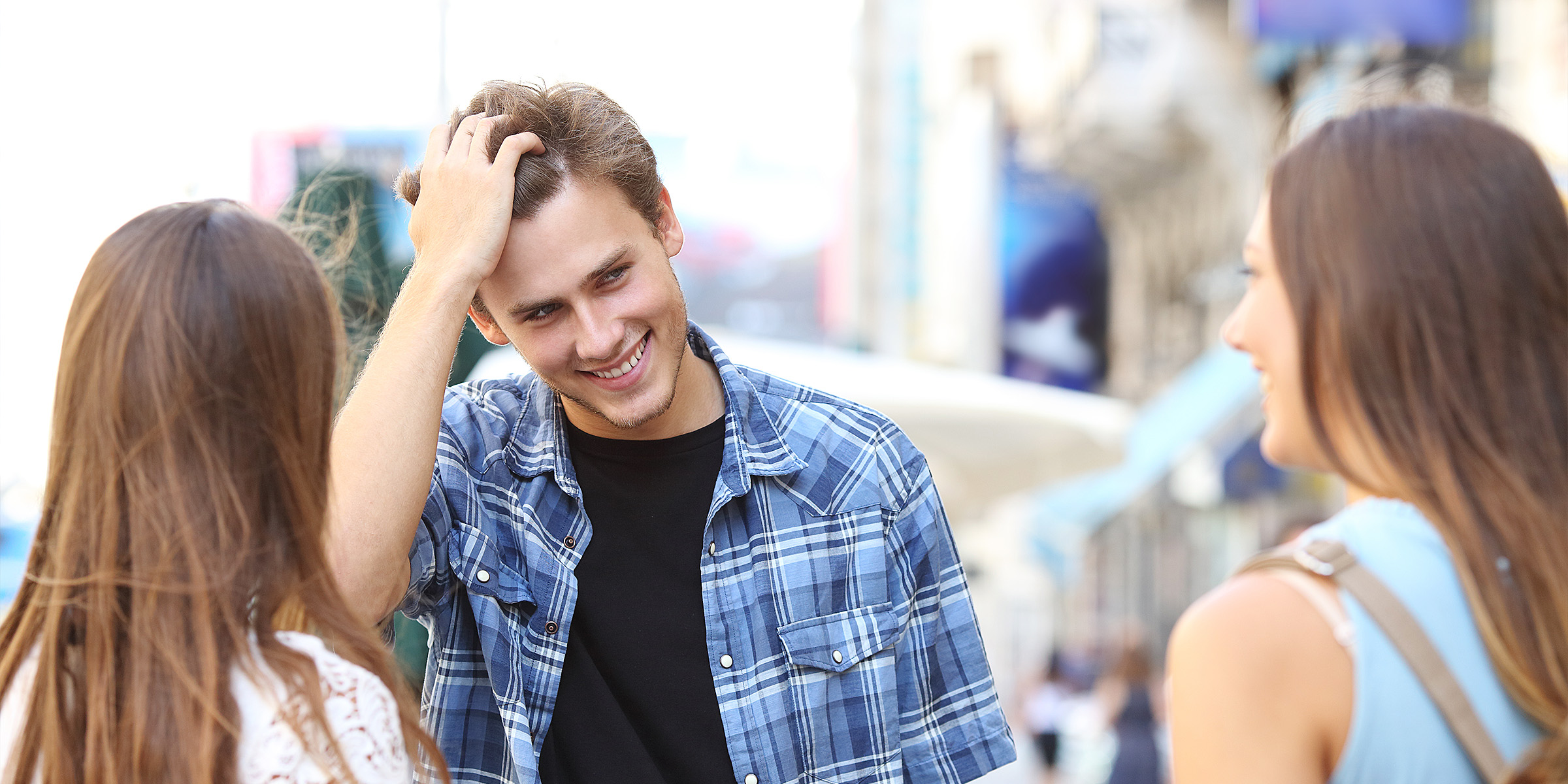 Un homme flirte avec deux femmes | Source : Shutterstock