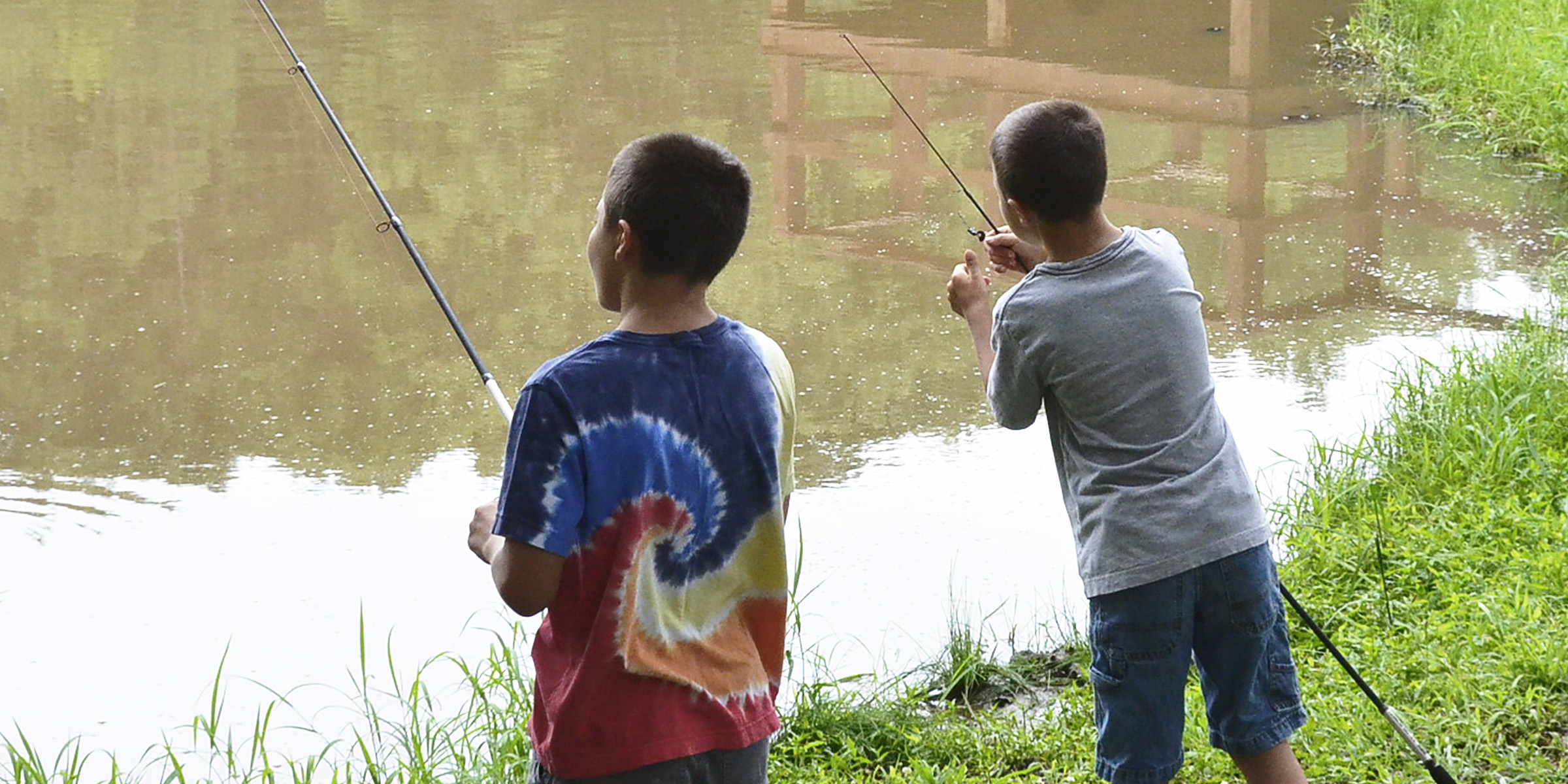Deux garçons en train de pêcher | Source : Flickr