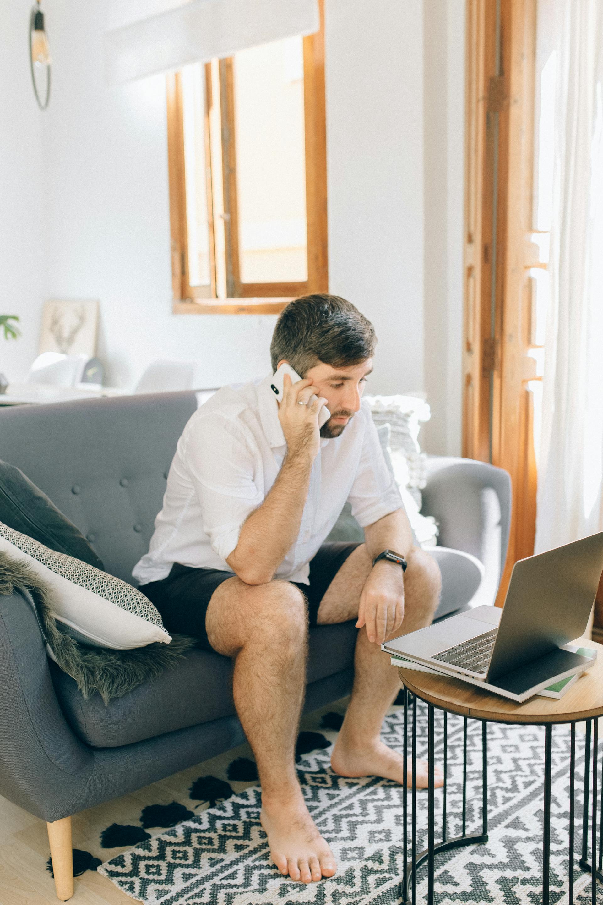 Un homme qui parle au téléphone | Source : Pexels