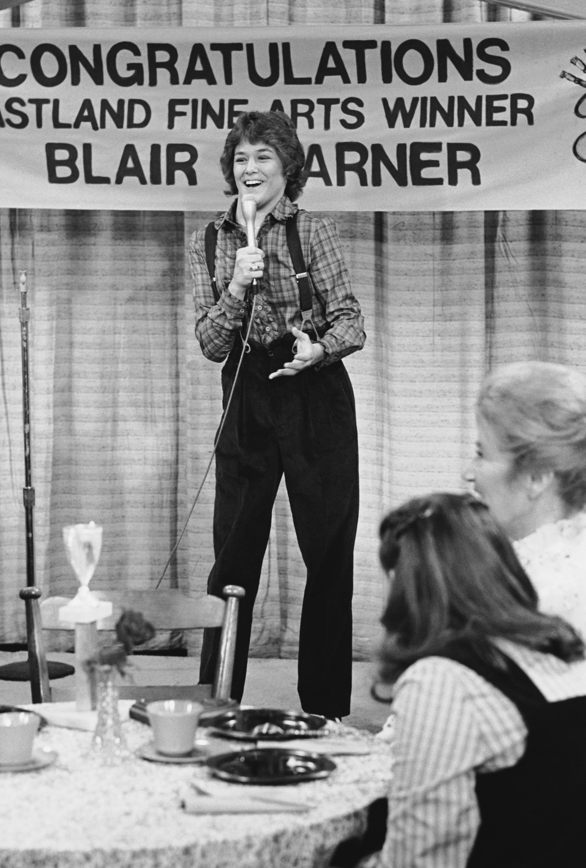 La star sur scène tandis que Mindy Cohn incarne Natalie Letisha Sage Green et Charlotte Rae incarne Mme Edna Ann Garrett dans « The Facts of Life », dans un épisode diffusé le 24 décembre 1980 | Source : Getty Images