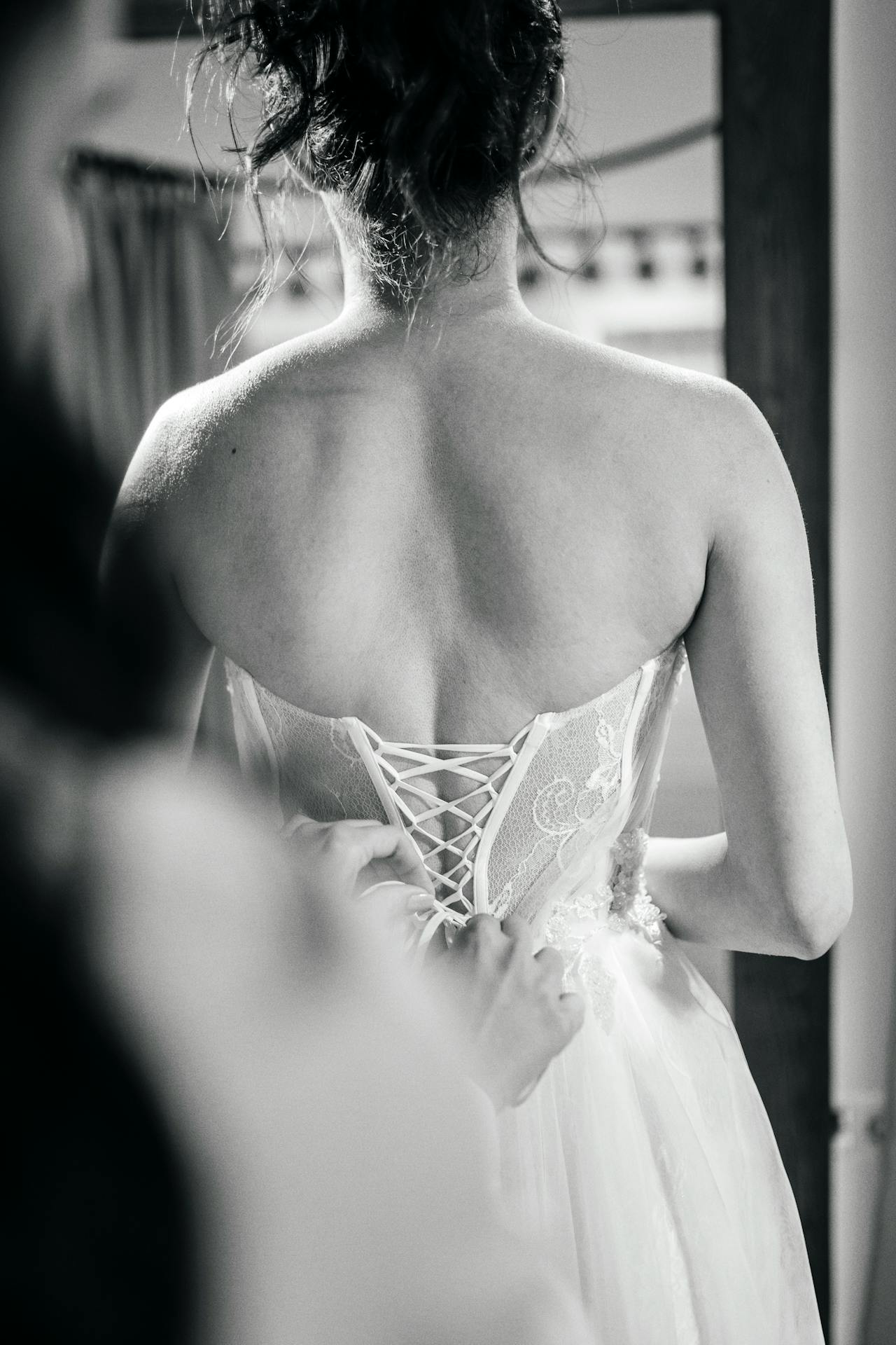 Une femme aidant une mariée avec sa robe | Source : Pexels