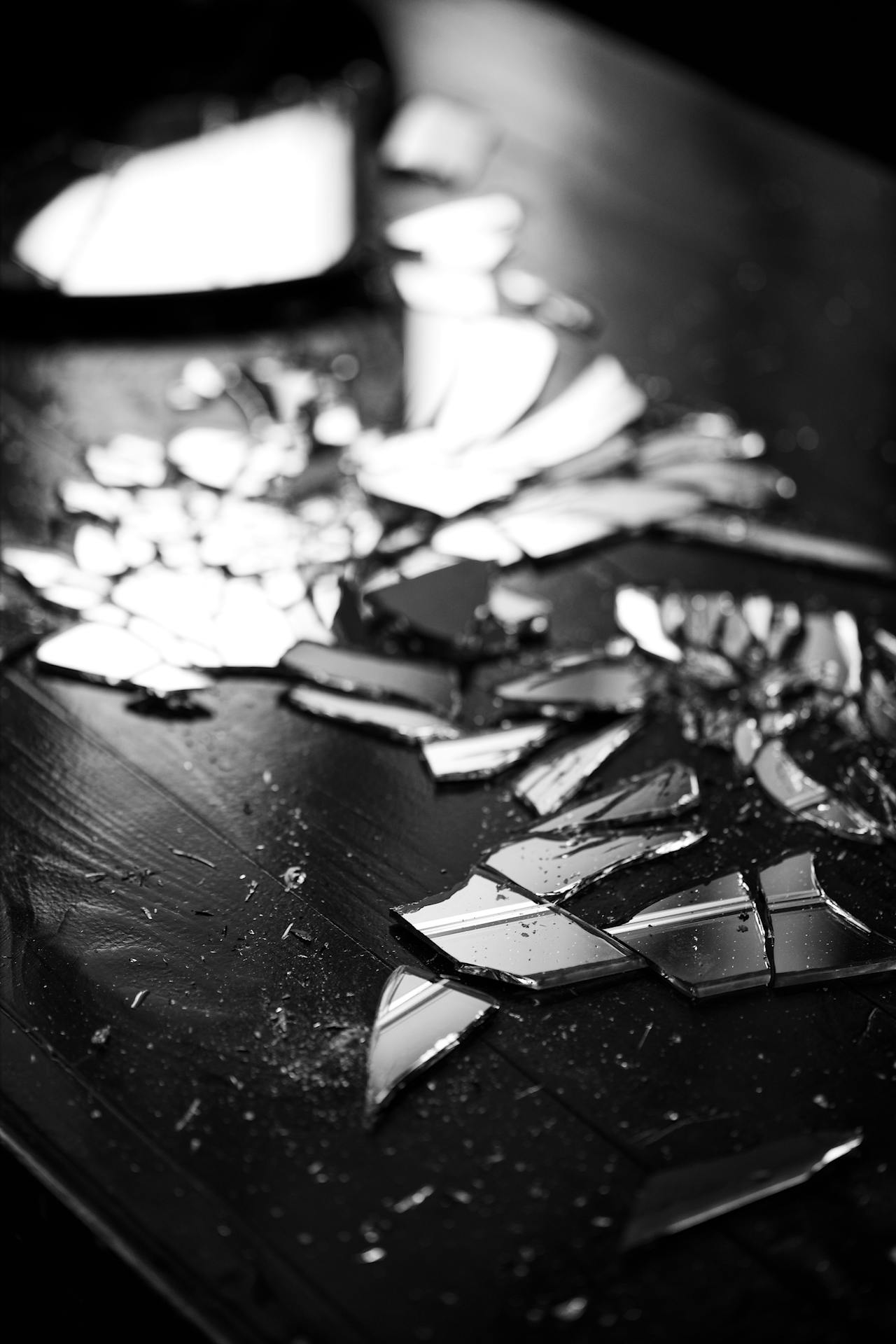 Éclats de verre sur une surface | Source : Pexels