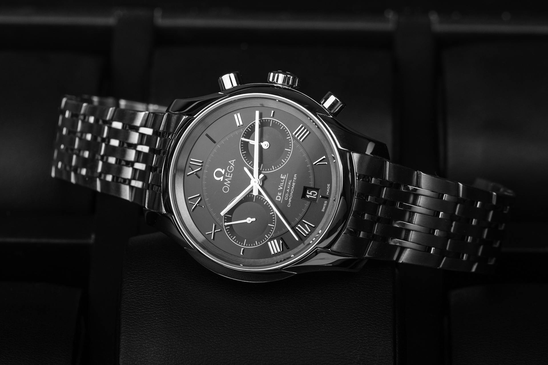 Un gros plan de la montre-bracelet Omega | Source : Pexels
