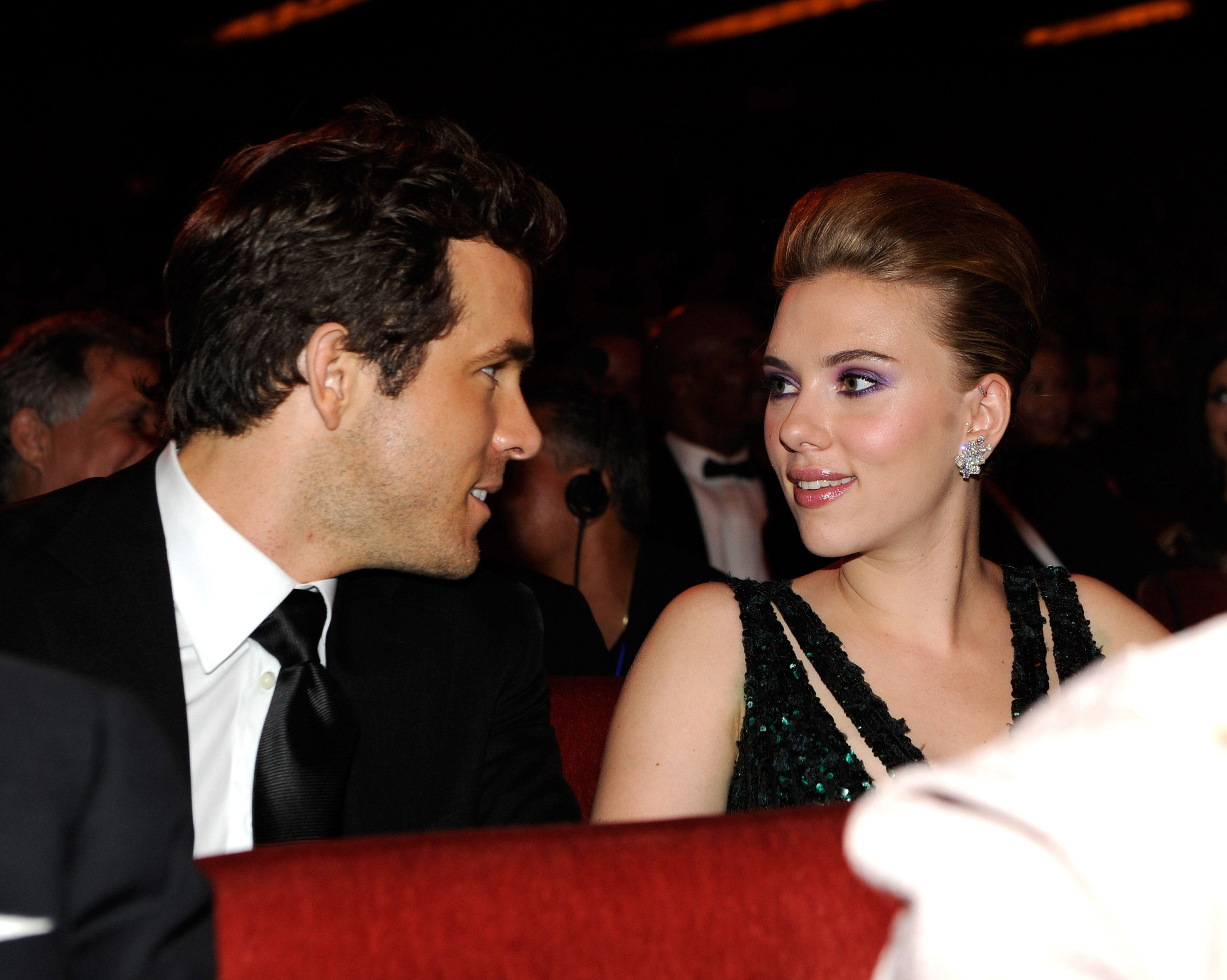 Ryan Reynolds et Scarlett Johansson dans le public lors de la 64e cérémonie annuelle des Tony Awards, le 13 juin 2010, à New York. | Source : Getty Images