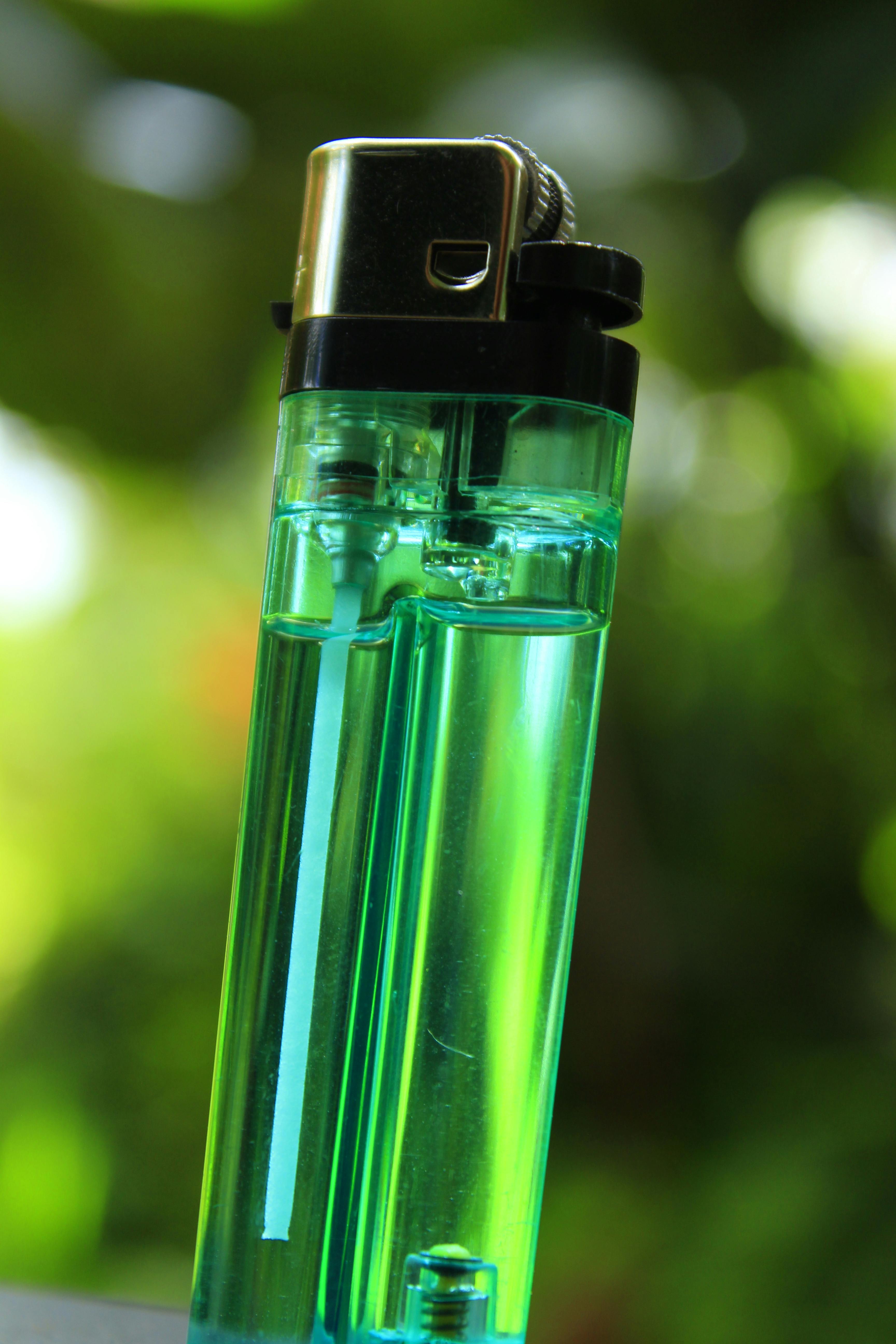 Un briquet jetable vert | Source : Pexels