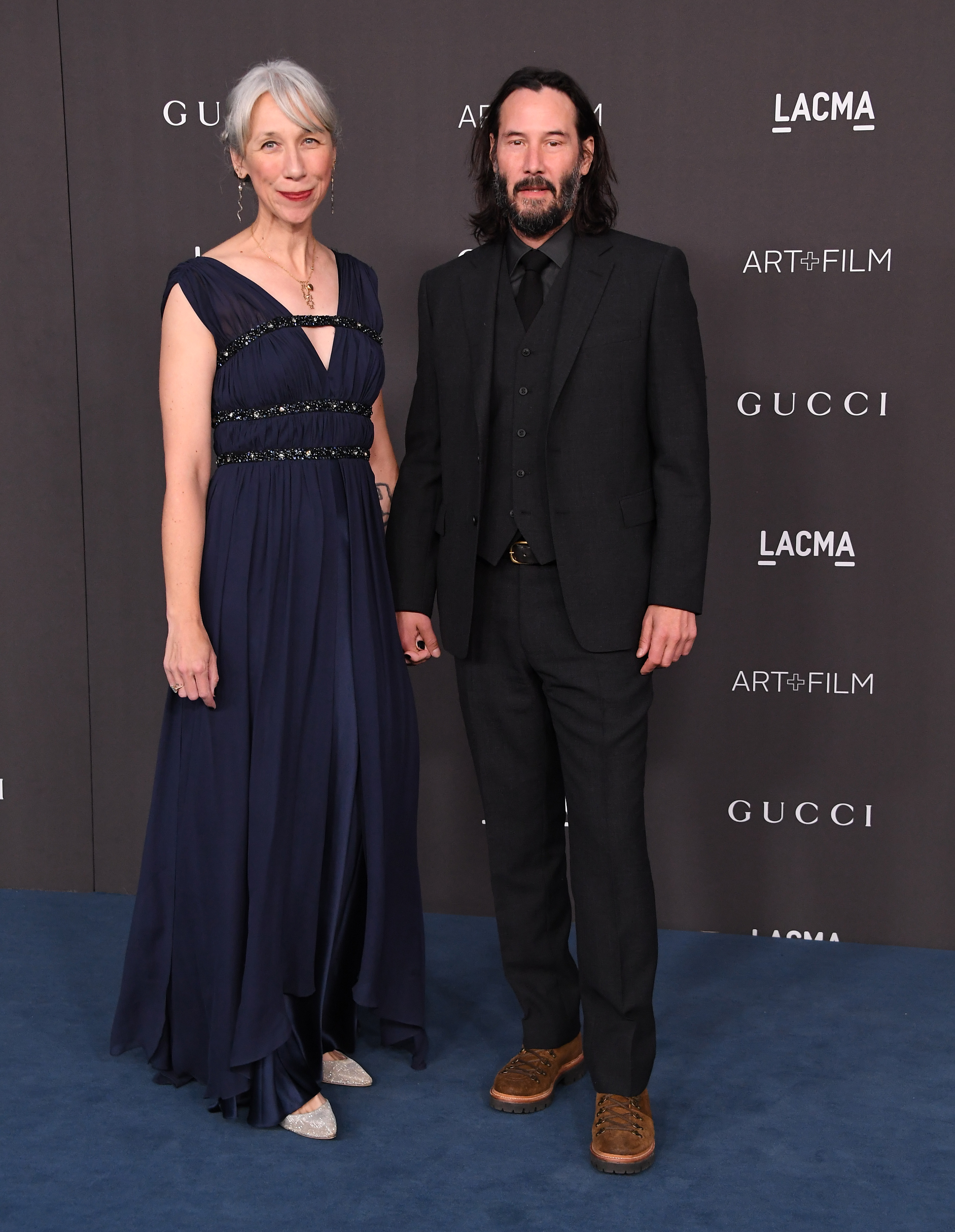 Alexandra Grant et Keanu Reeves se tiennent la main lors du gala LACMA Art + Film à Los Angeles, en Californie, le 2 novembre 2019 | Source : Getty Images