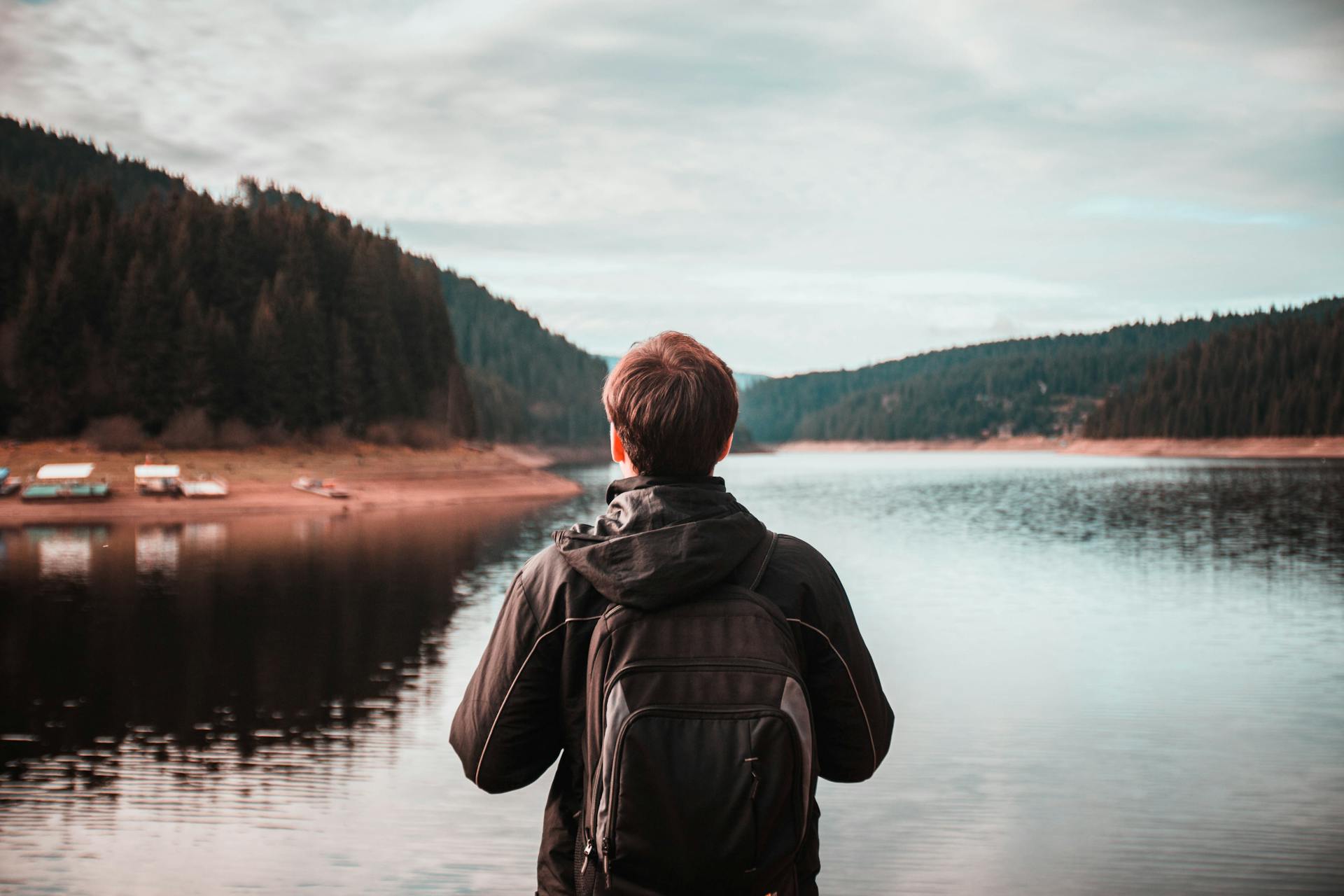 Un homme près d'un fleuve | Source : Pexels