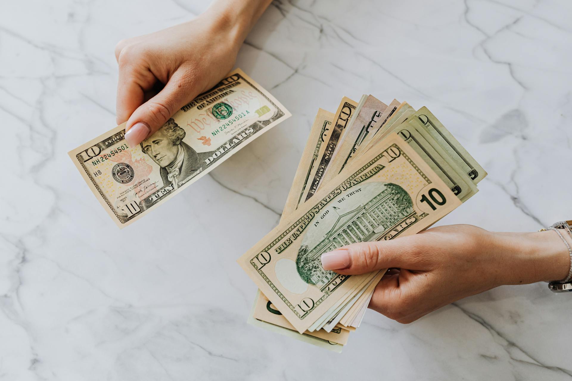 Une femme tenant de l'argent | Source : Pexels