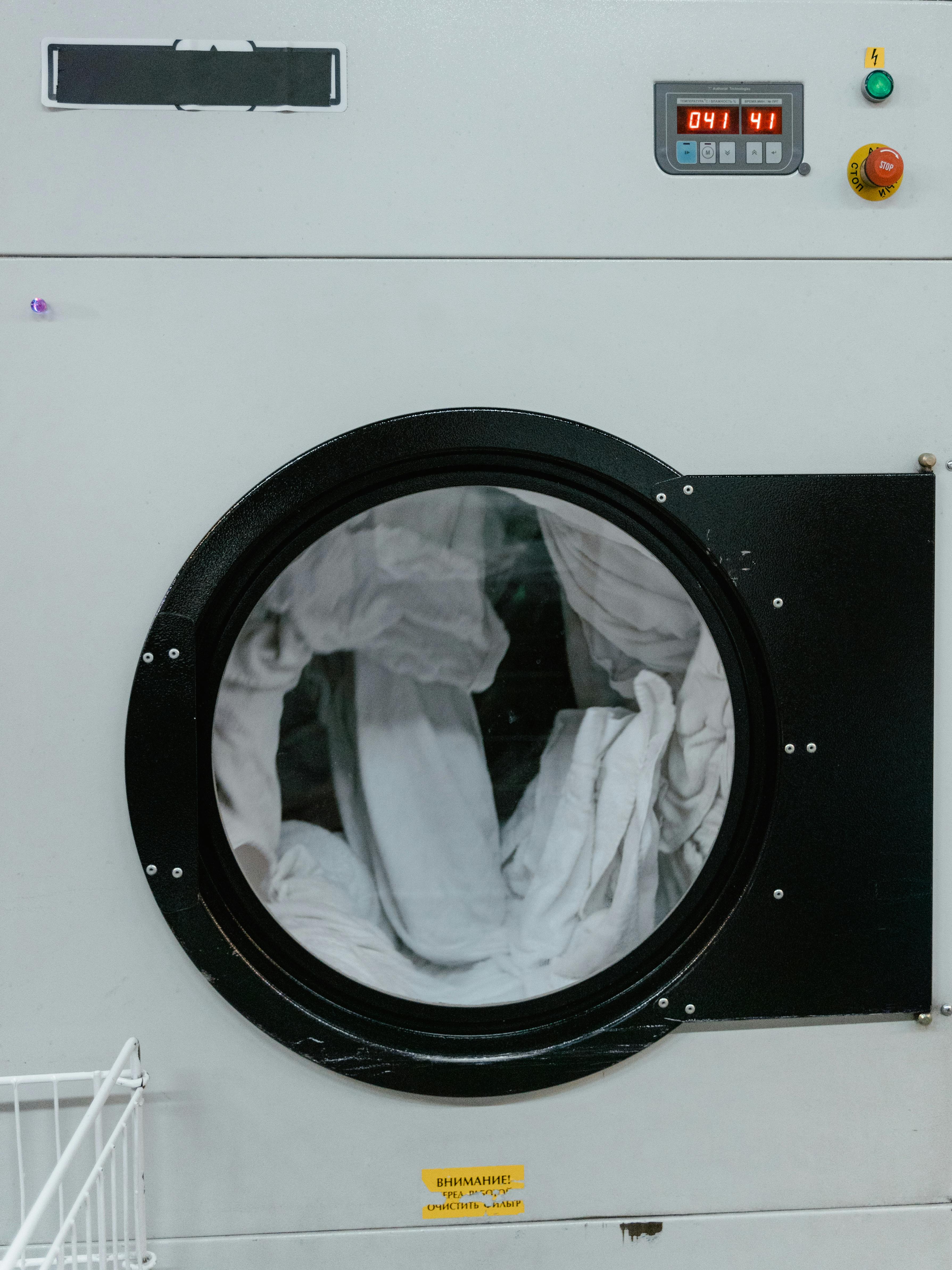 Vêtements en train d'être lavés dans une machine à laver | Source : Pexels