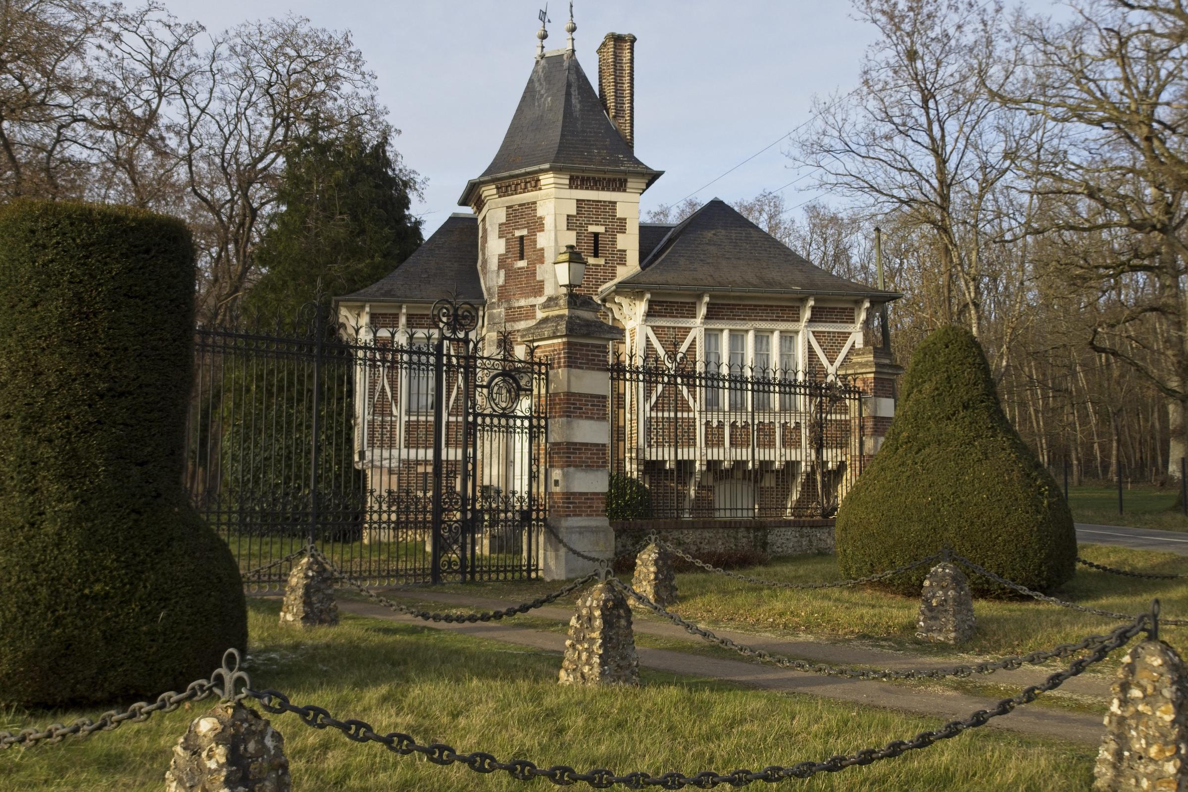 Vue de l'entrée principale de la résidence de l'acteur français Alain Delon, baptisée La Brulerie, à Douchy, dans le centre de la France I Source : Getty Images