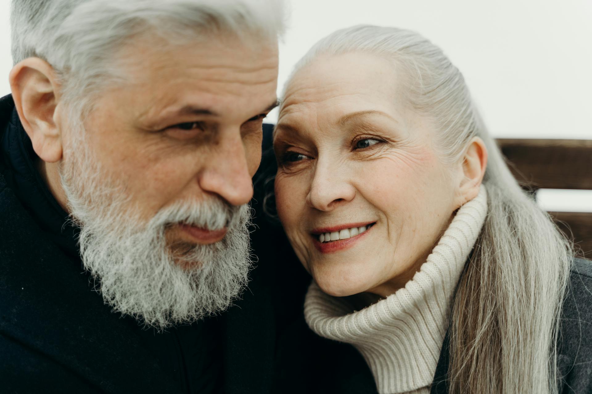 Un couple de seniors souriant ensemble | Source : Pexels