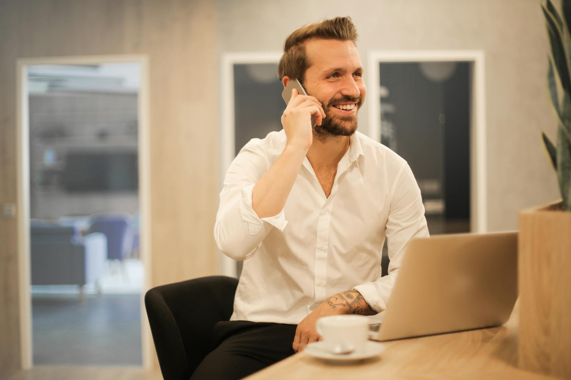 Un homme qui parle au téléphone | Source : Pexels