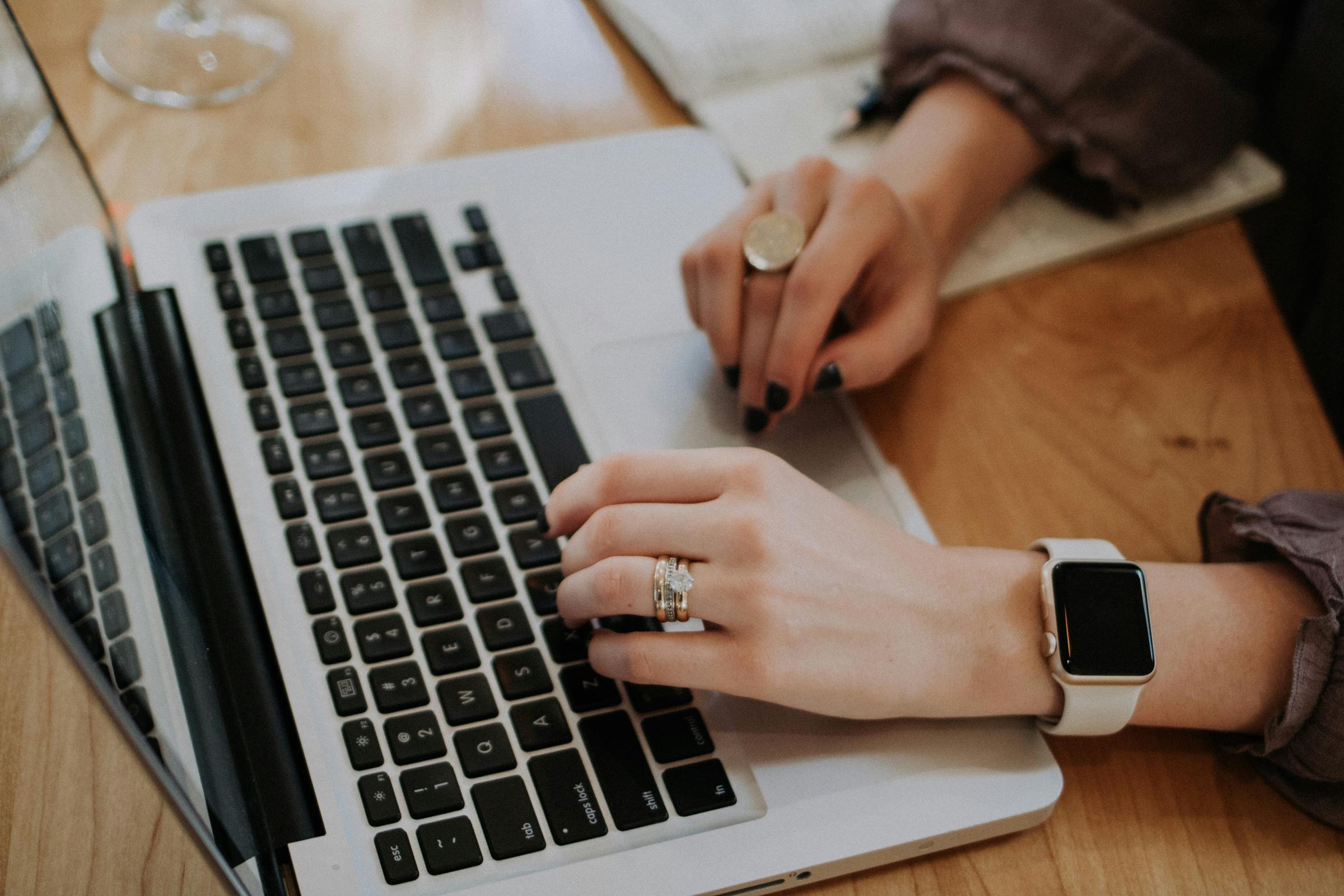 Une personne utilisant son ordinateur portable | Source : Unsplash