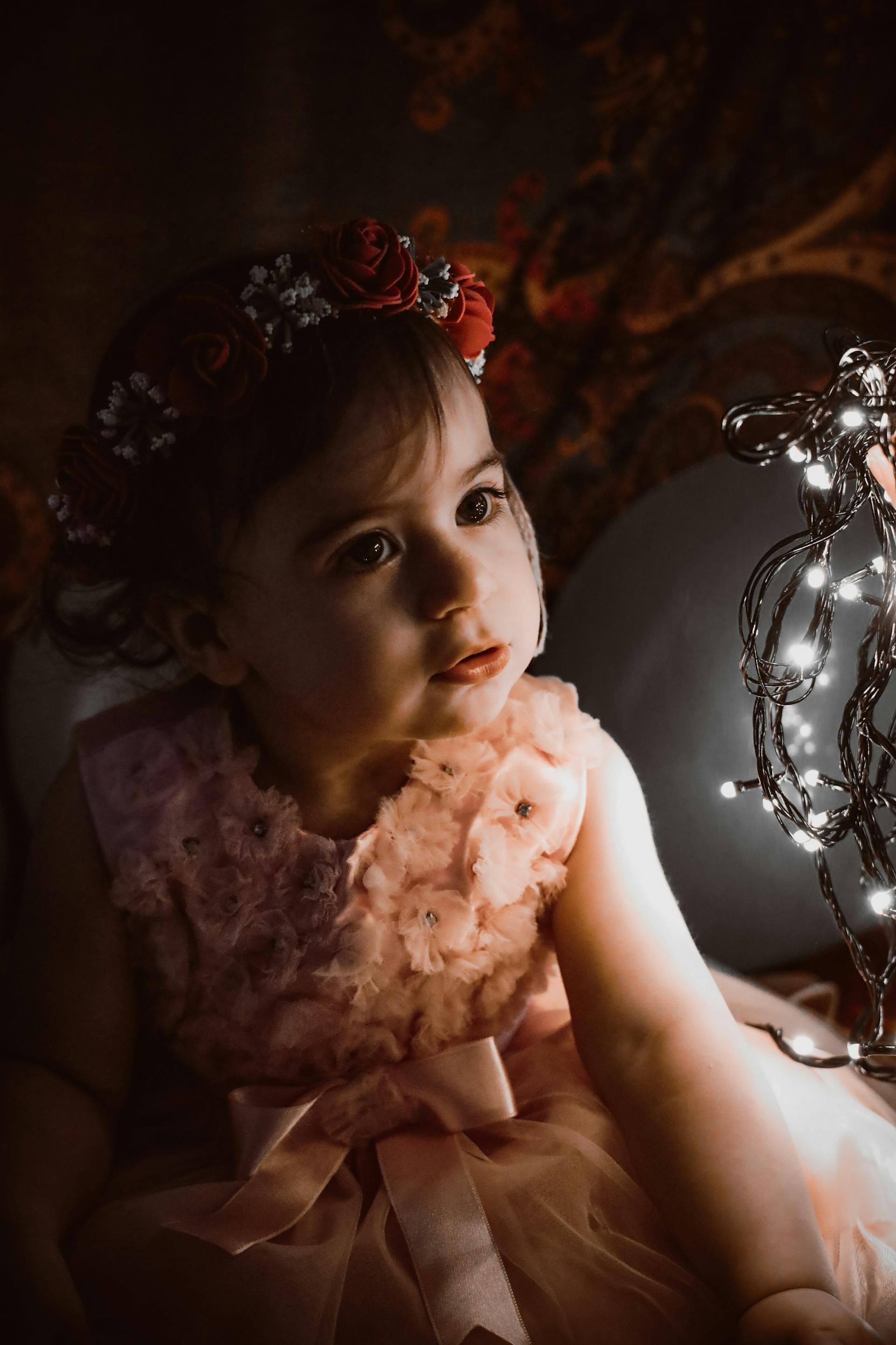Une petite fille en bas âge portant une couronne de fleurs | Source : Pexels