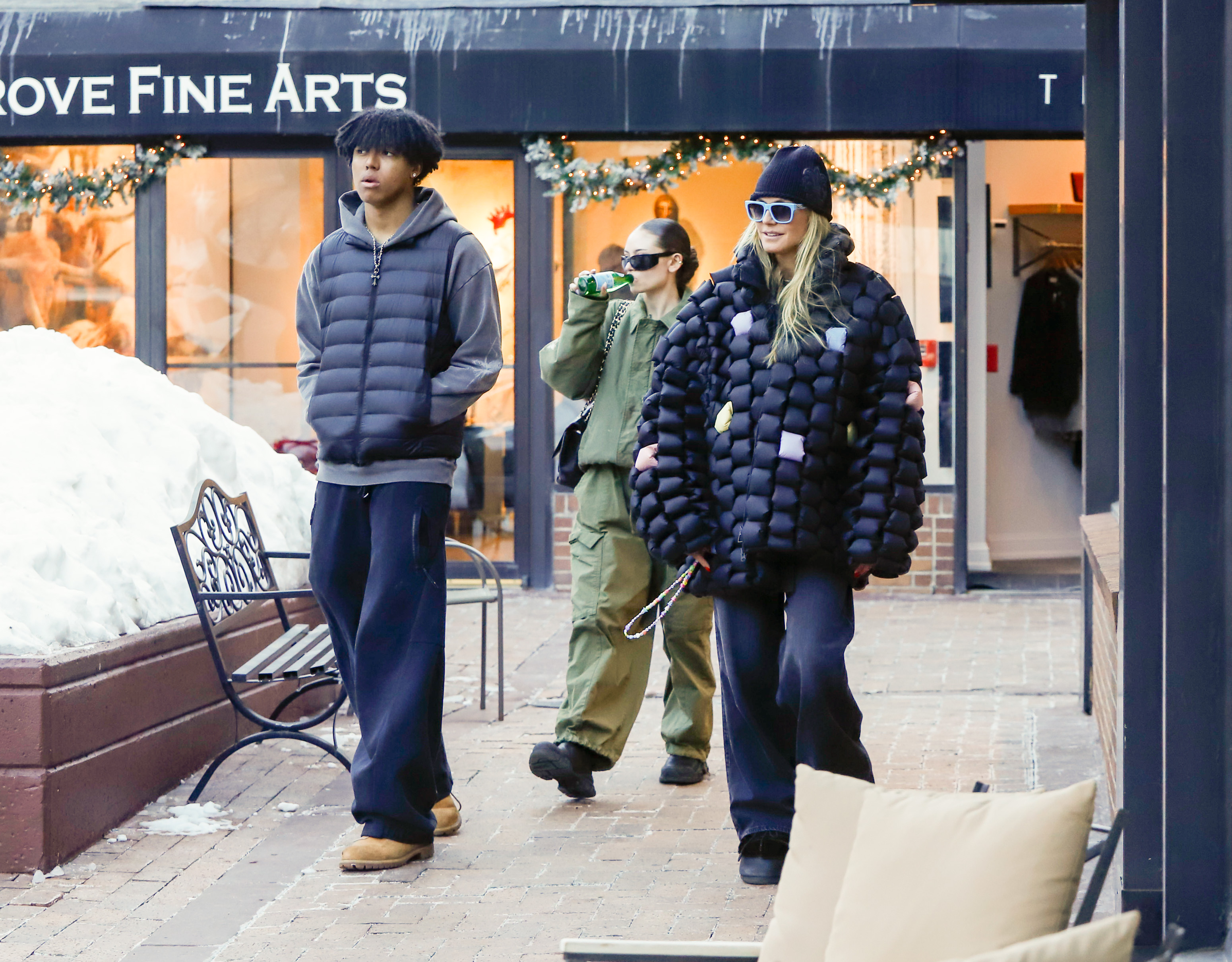 Johan Samuel avec Leni et Heidi Klum à Aspen, dans le Colorado, le 21 décembre 2024. | Source : Getty Images