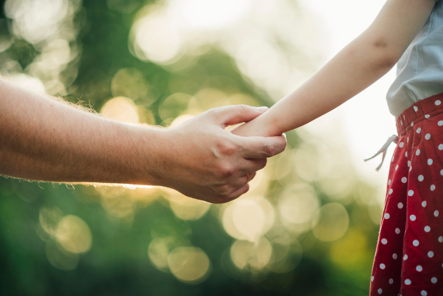 Un père tenant la main de sa fille | Source : Freepik