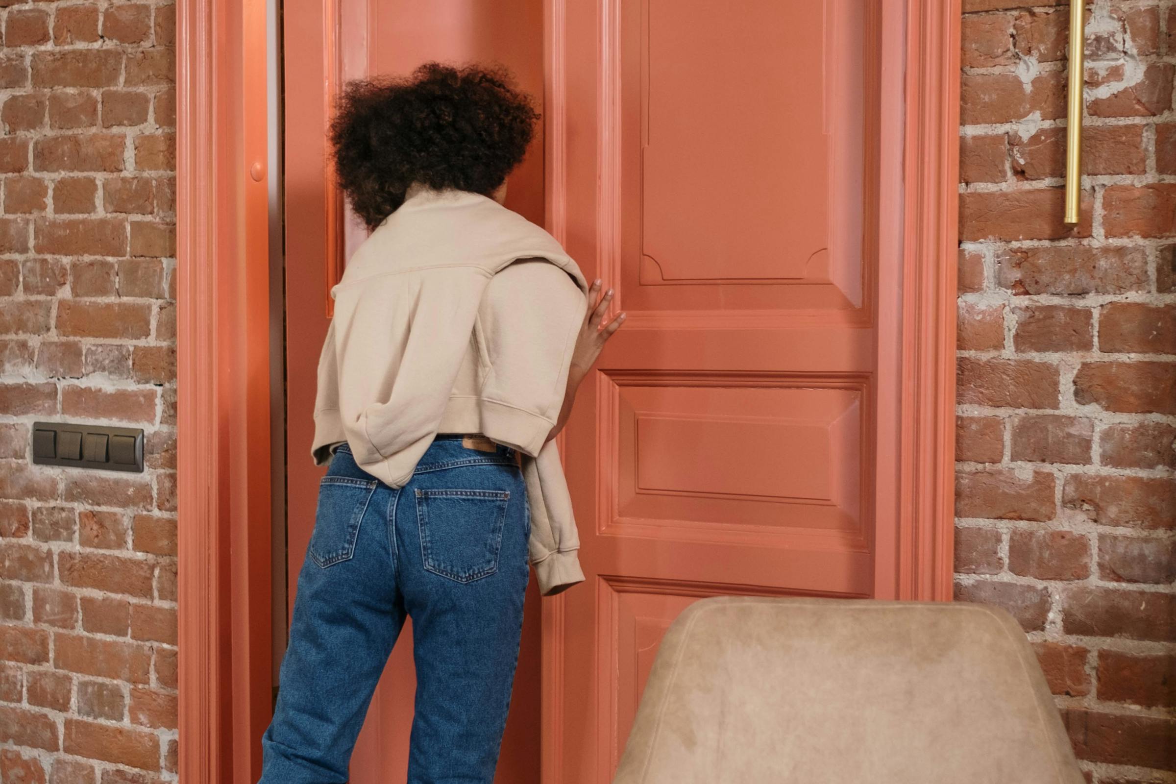 Une femme qui pousse une porte | Source : Pexels
