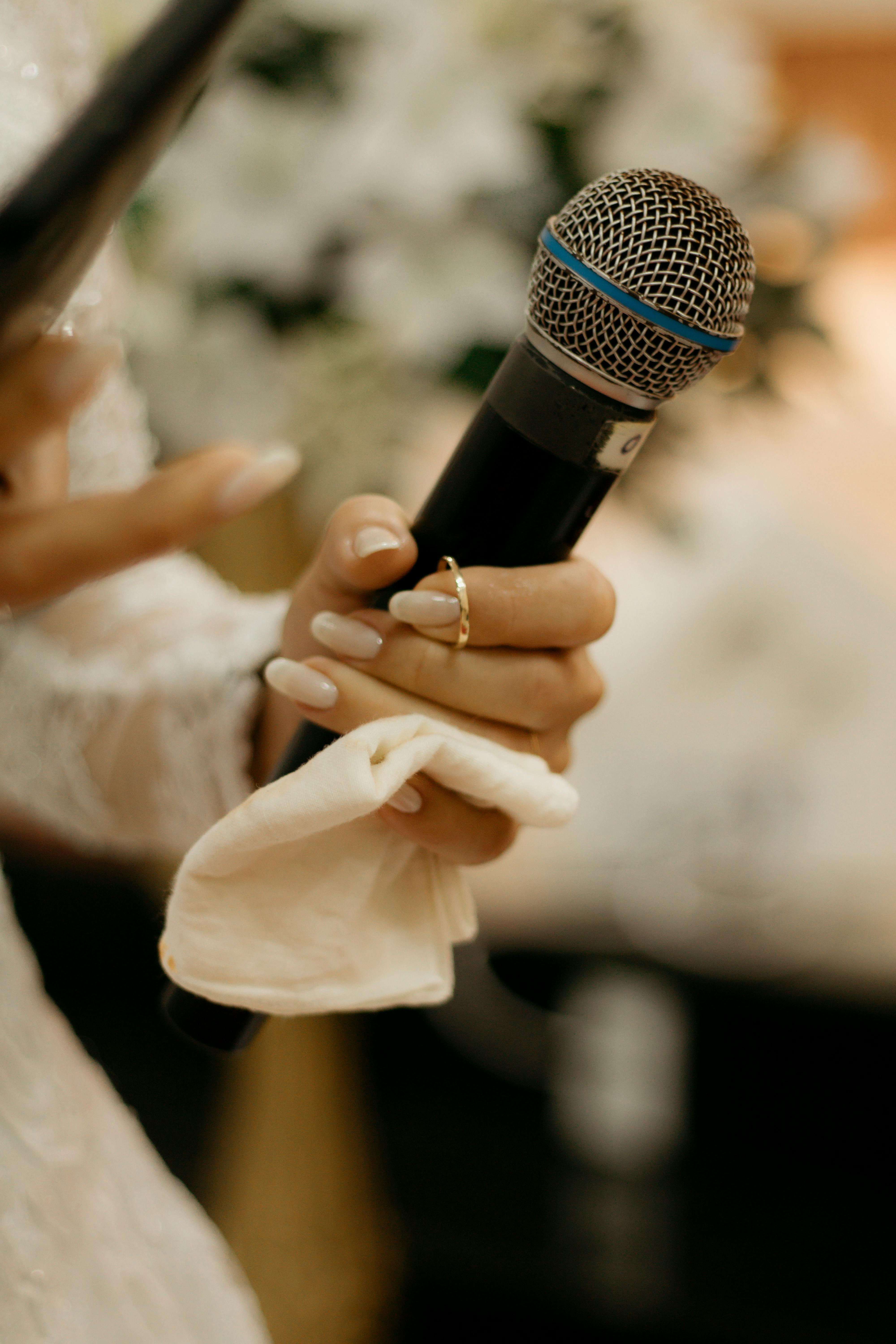 Une femme tenant un microphone | Source : Pexels