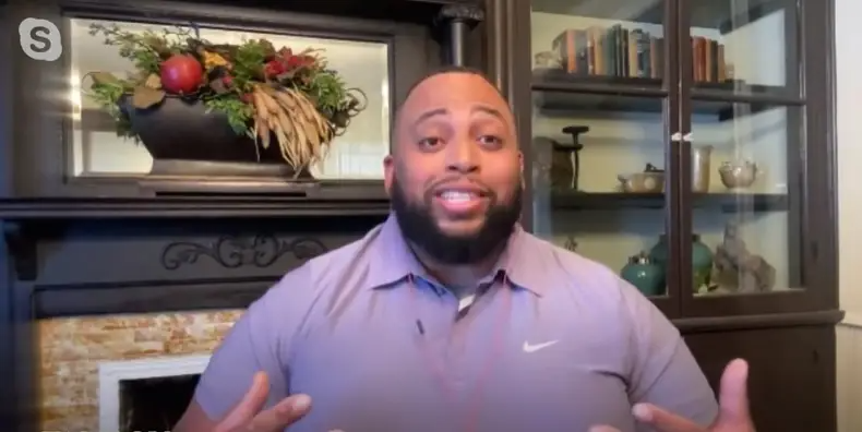 Jason Brown lors d’une interview. | Source : YouTube/Tamron Hall Show