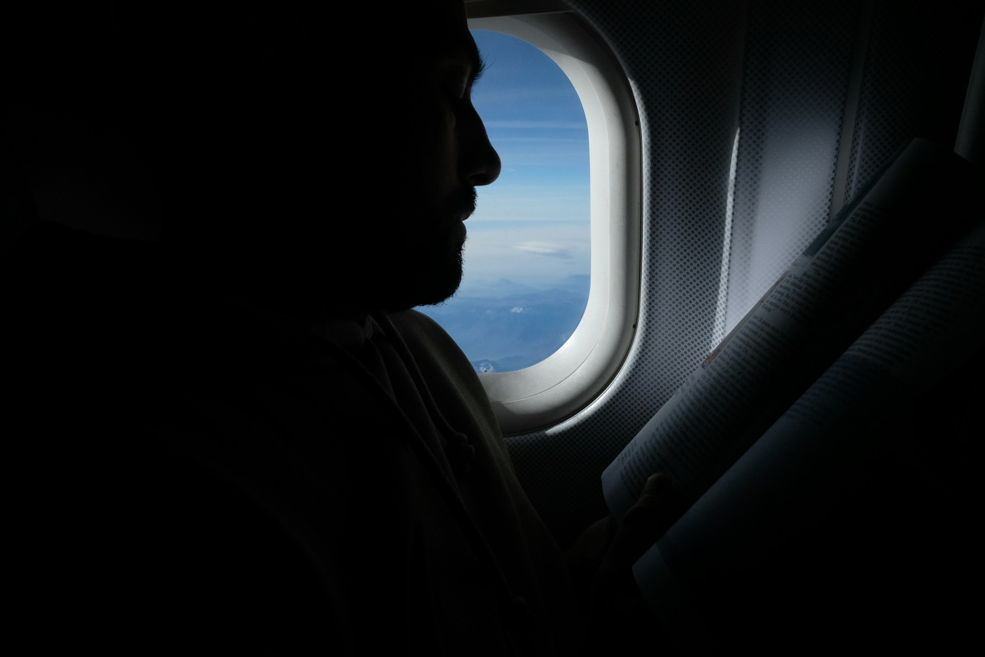 Un homme assis dans un avion | Source : Unsplash