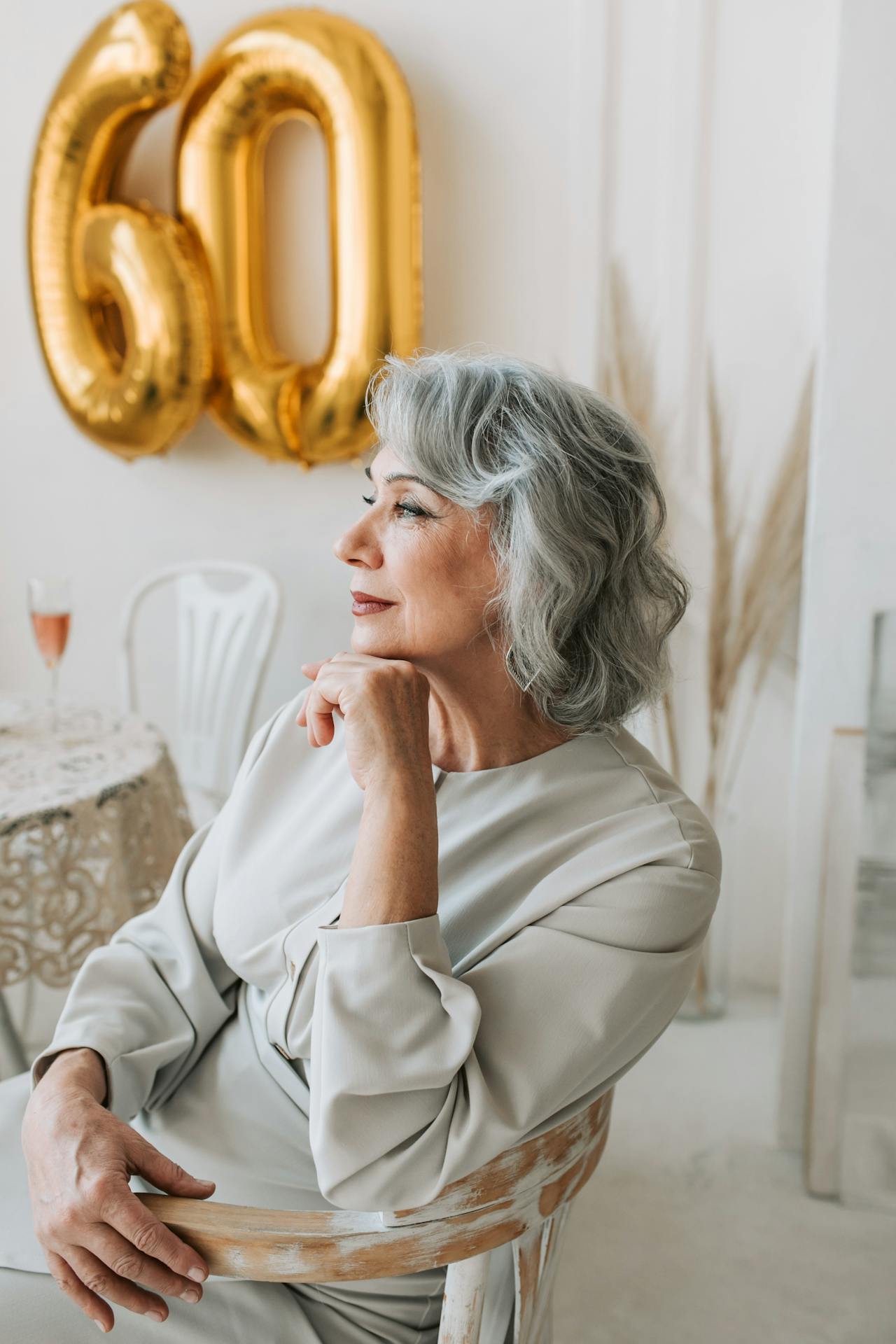Une femme âgée assise sur une chaise | Source : Pexels