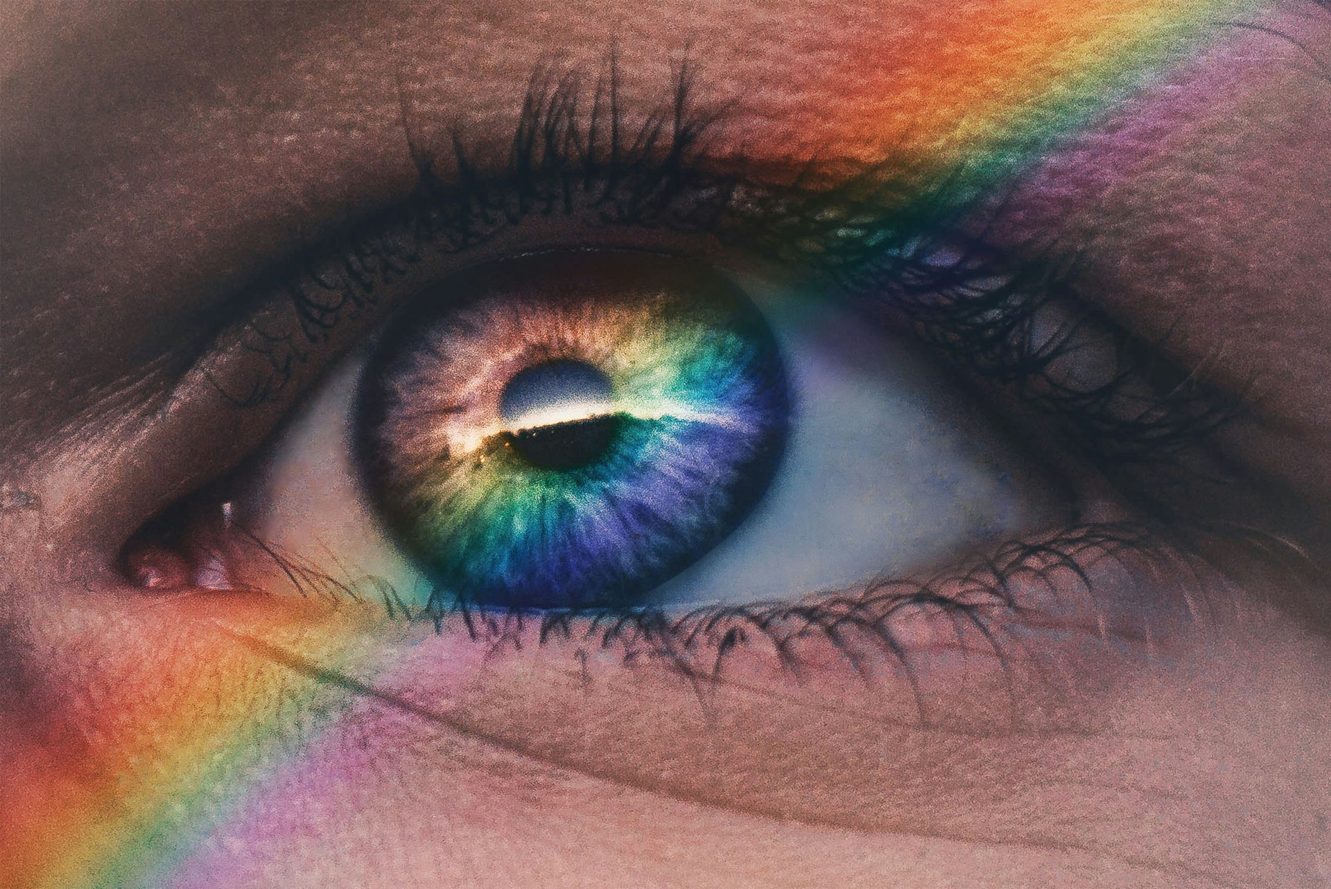 Un arc-en-ciel brillant sur l'œil de quelqu'un | Source : Unsplash