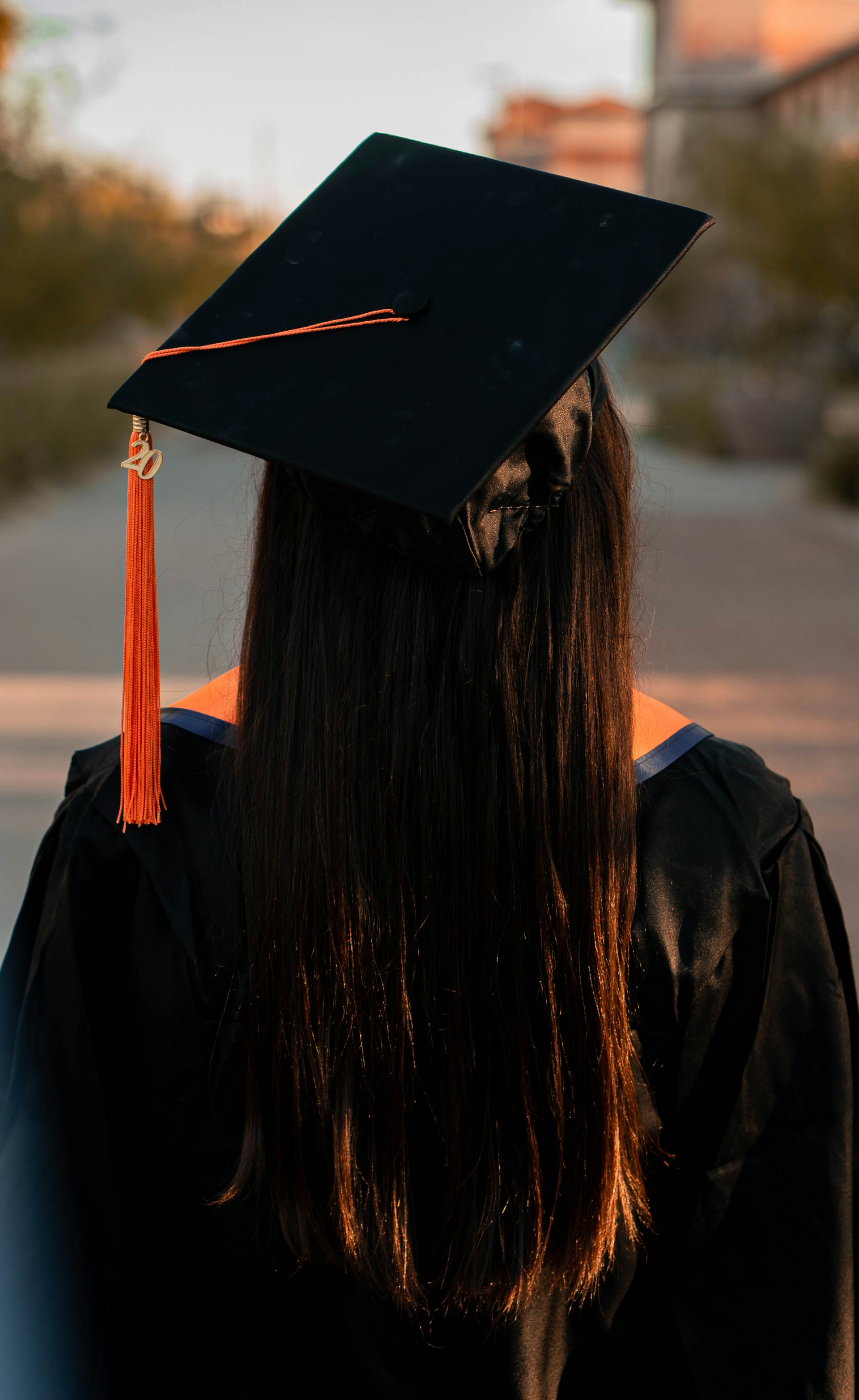 Une femme portant une robe et un chapeau de fin d'études | Source : Unsplash