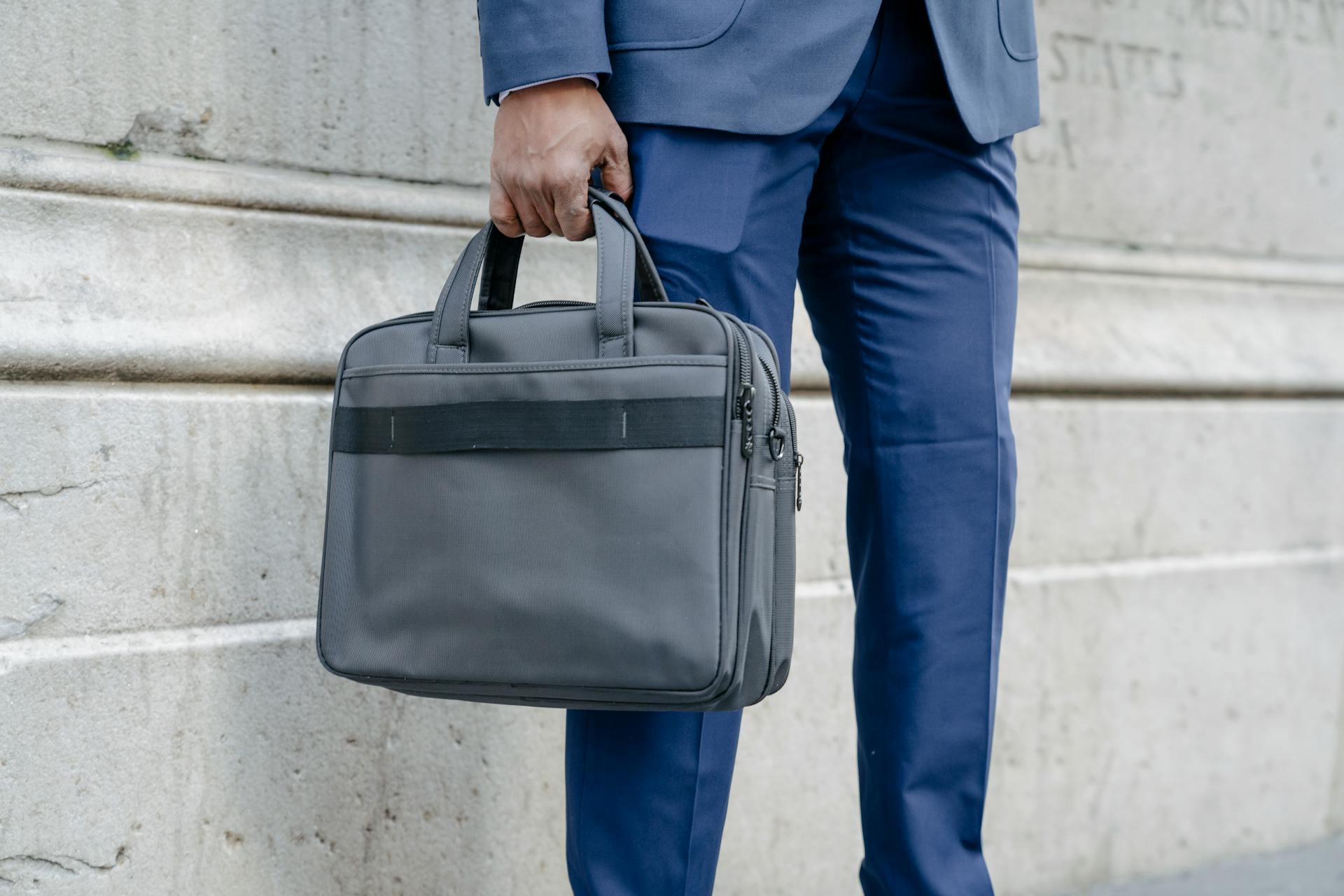Photo recadrée d'un homme tenant sa mallette | Source : Pexels