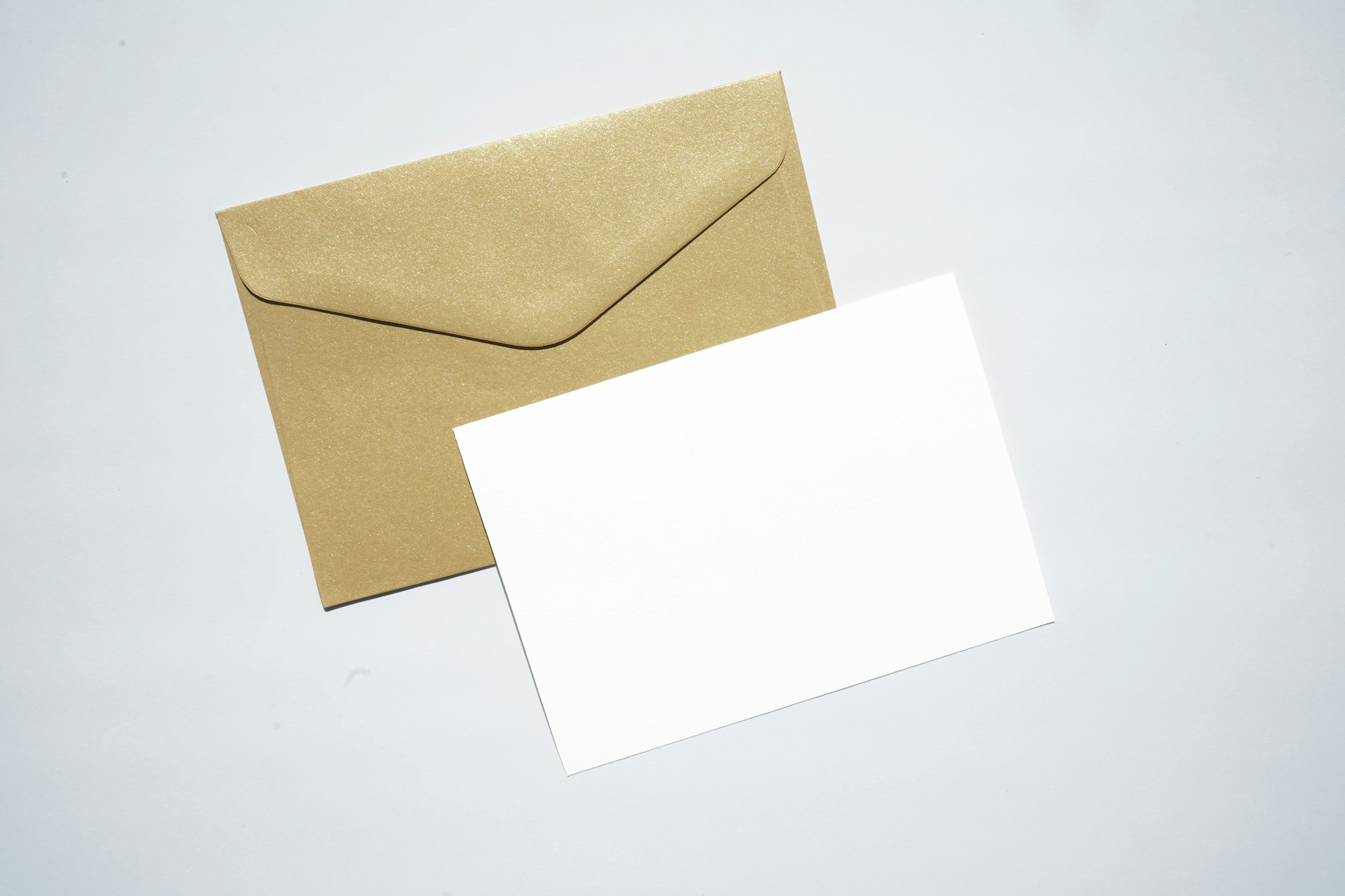 Une carte et une enveloppe | Source : Pexels