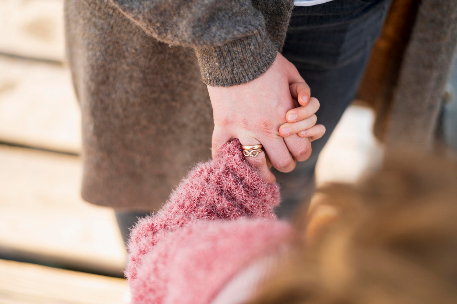Une femme tenant la main d'une petite fille | Source : Freepik
