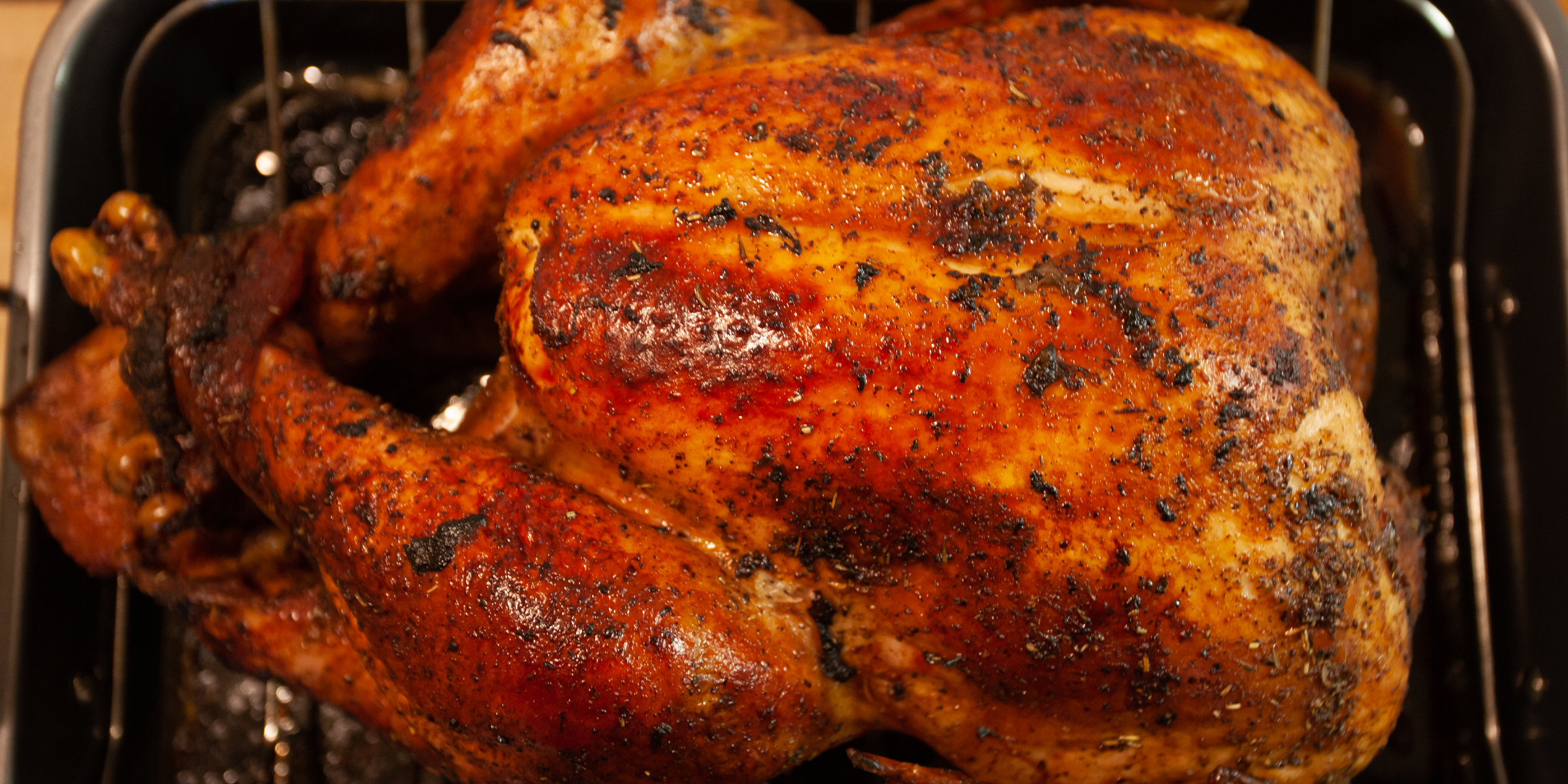 Gros plan sur un poulet rôti | Source : Shutterstock
