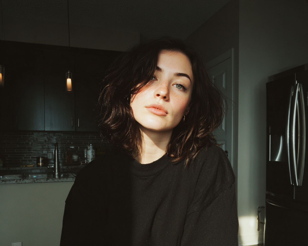 Une femme assise à une table de cuisine | Source : Midjourney