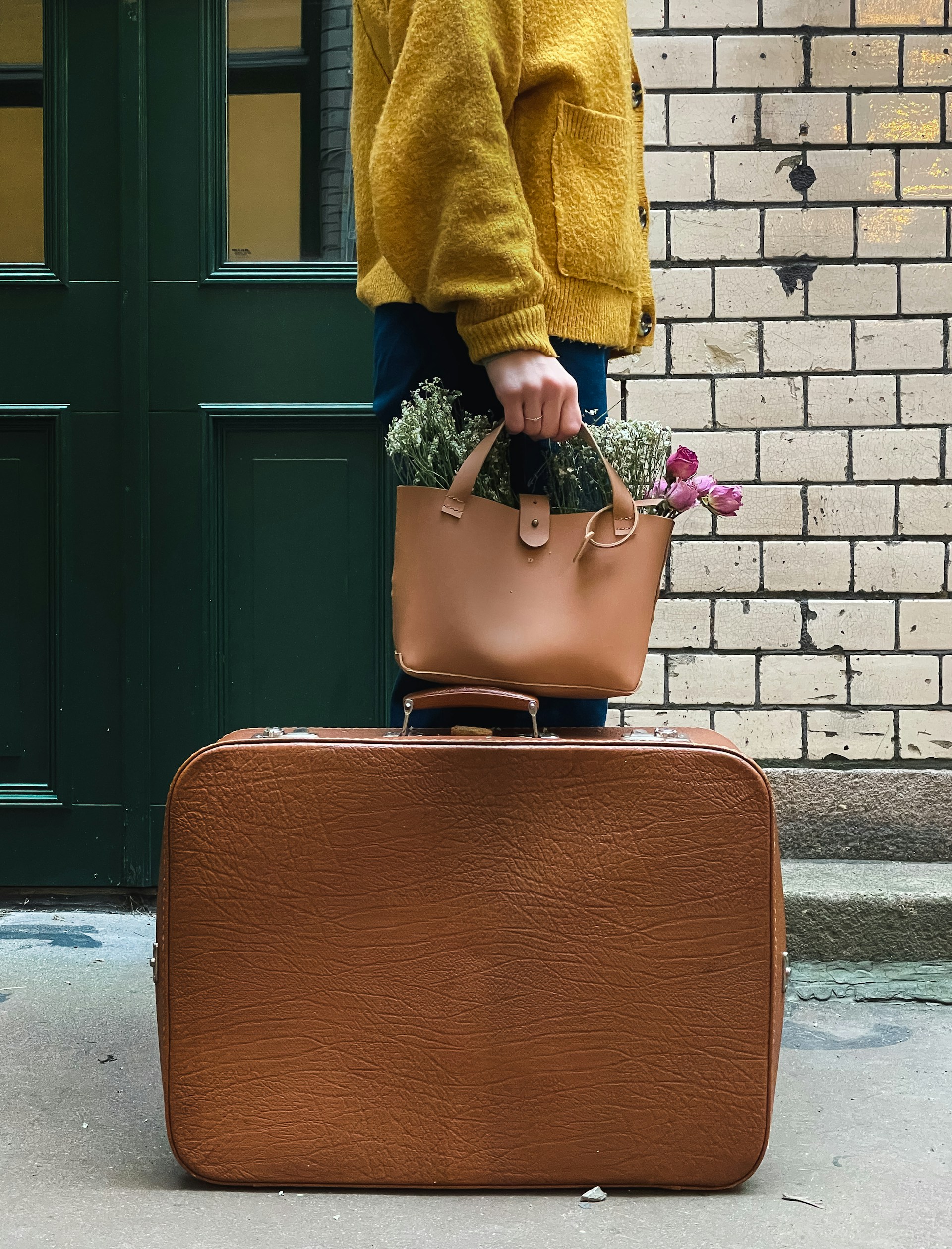 Une femme debout à côté d'une valise | Source : Unsplash