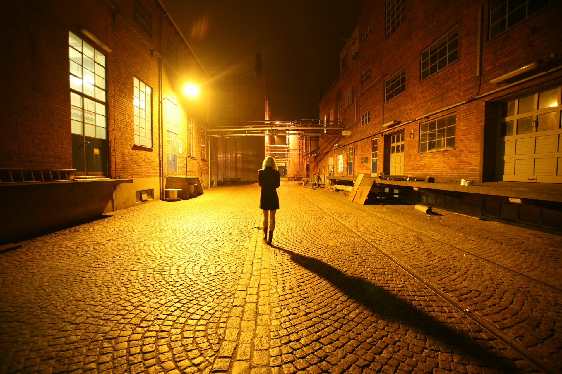Une femme marchant dans la rue la nuit | Source : Pexels