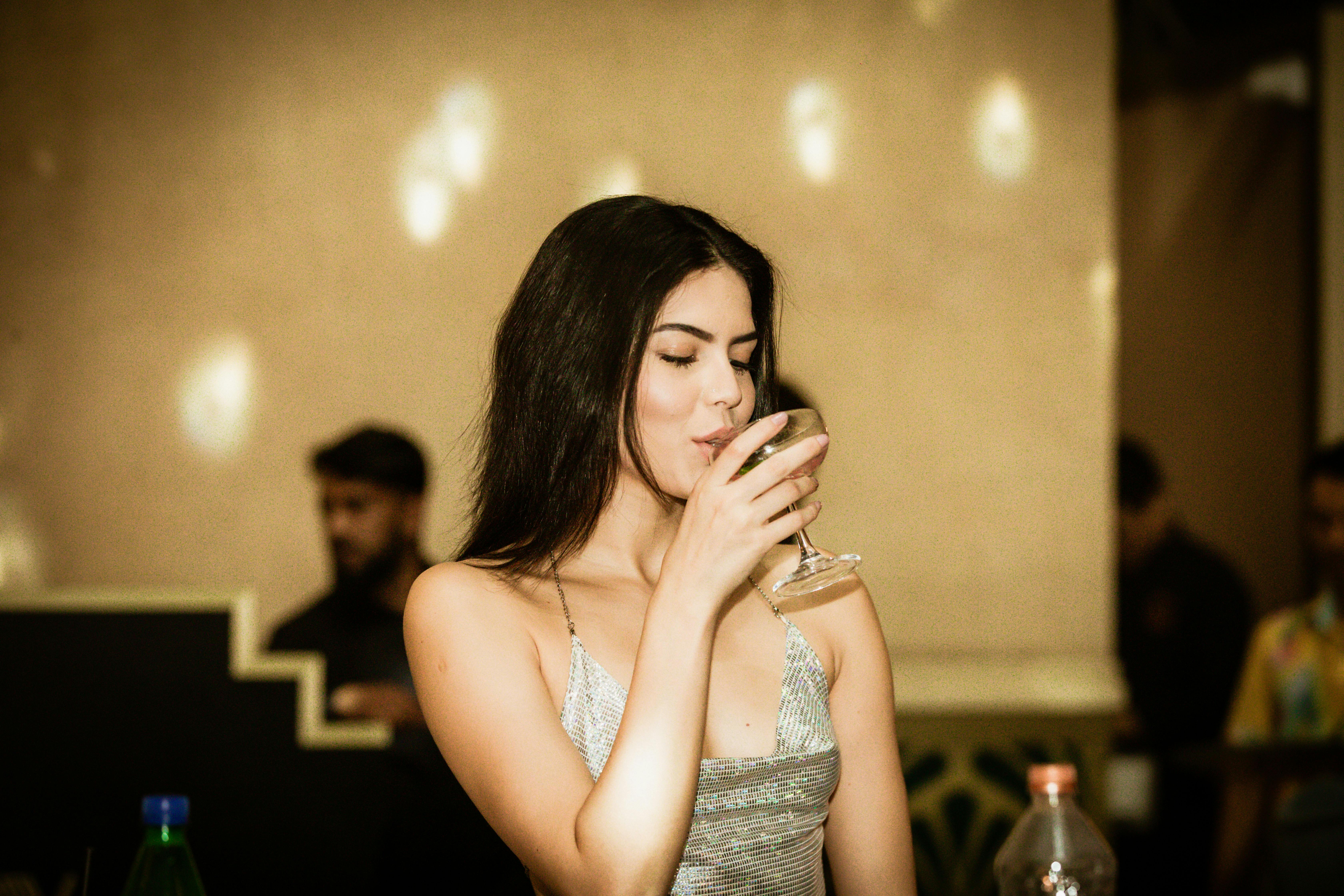 Une femme heureuse qui savoure sa boisson | Source : Pexels