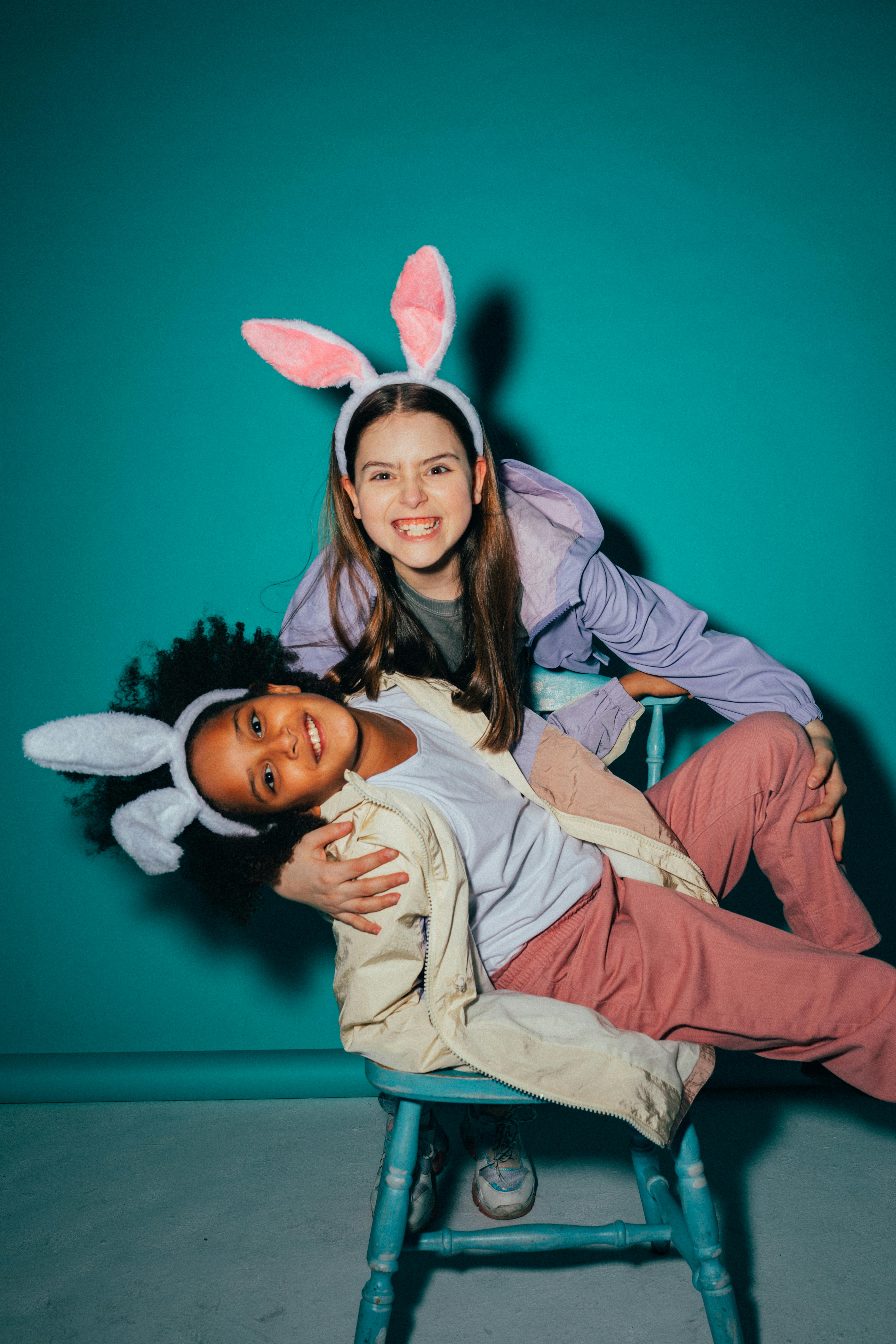 Deux filles portant des oreilles de lapin | Source : Pexels