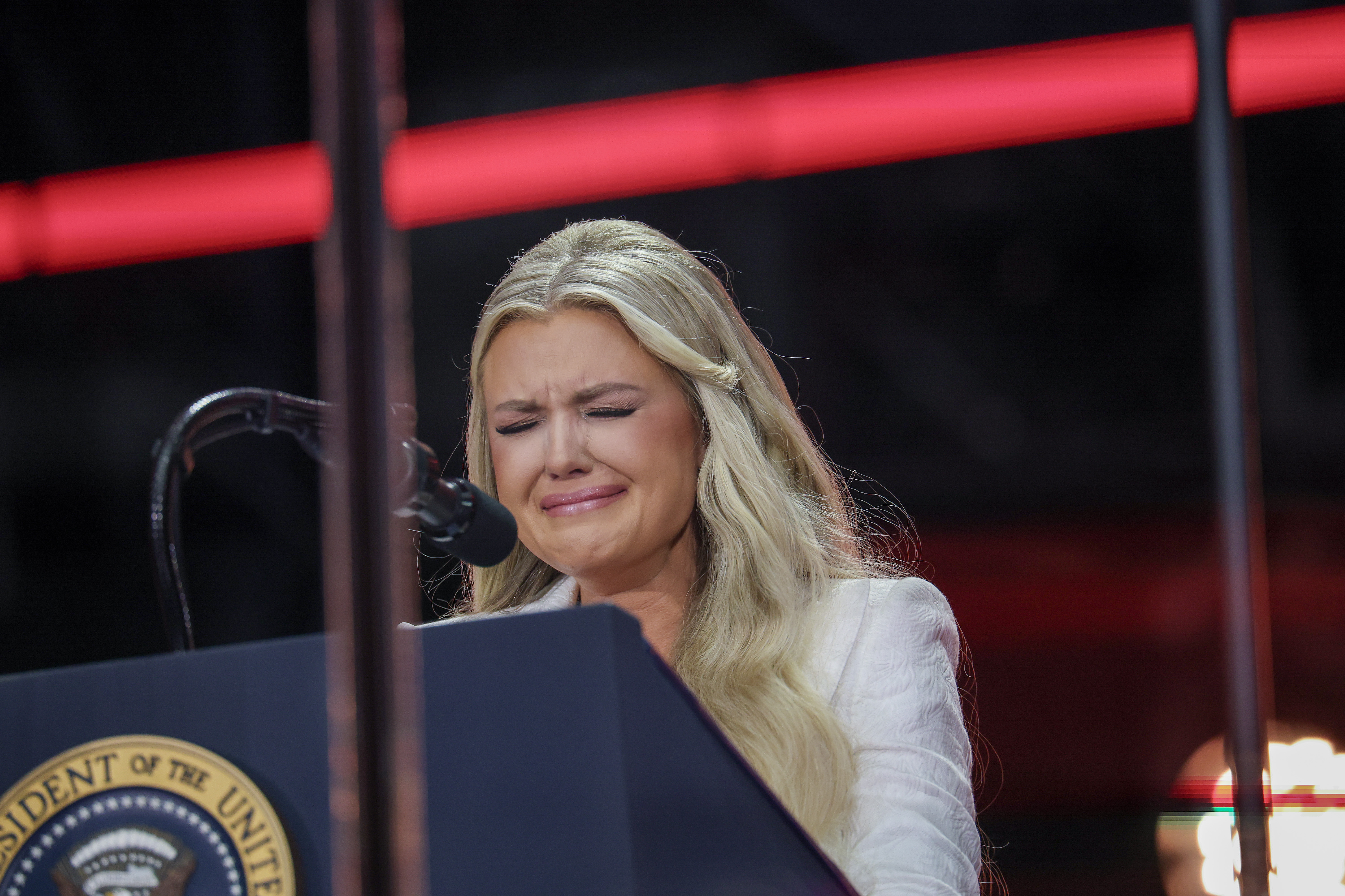 Erika Kirk en pleurs lors de la cérémonie commémorative de Charlie Kirk en Arizona. | Source : Getty Images