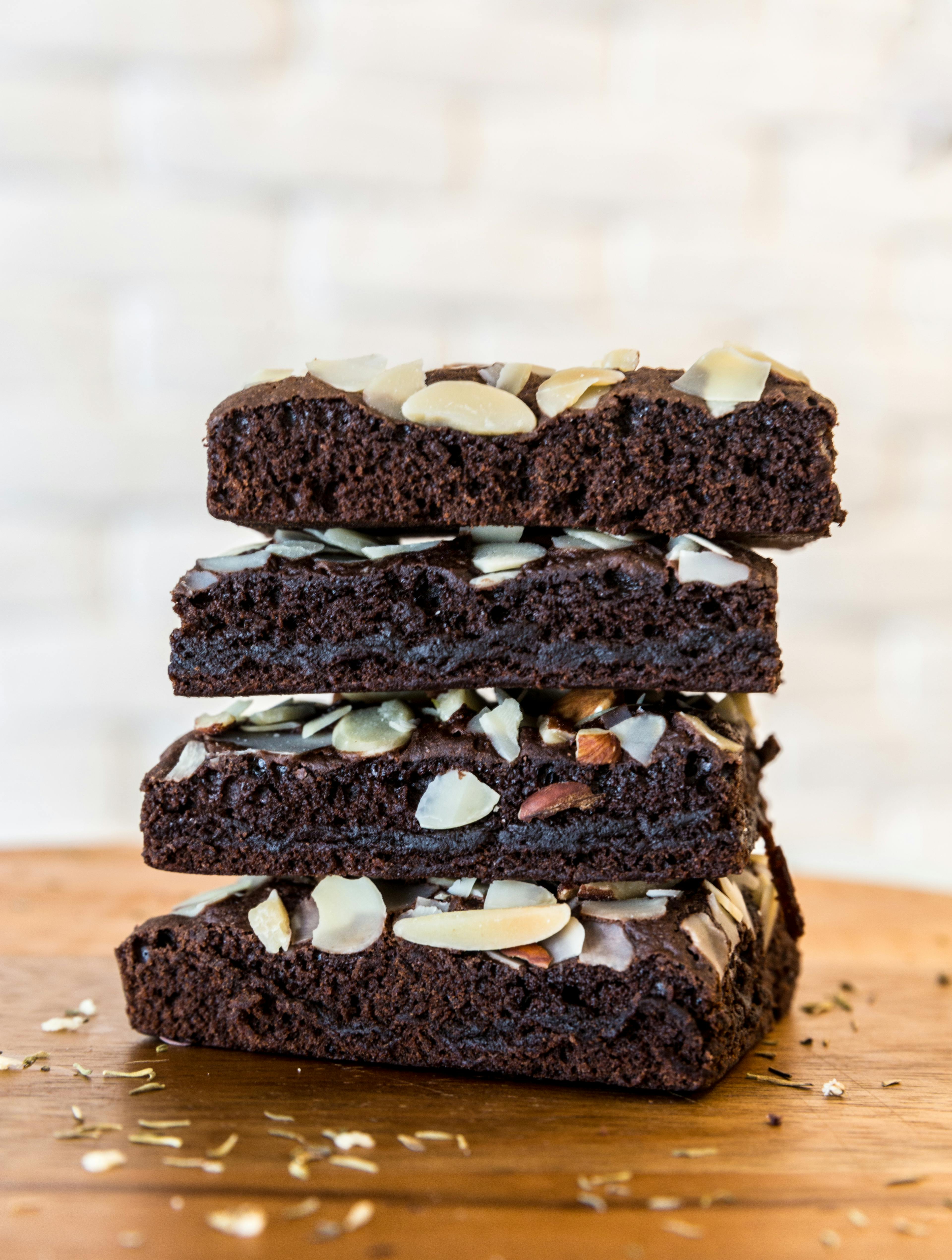 Brownies sur une planche en bois | Source : Pexels