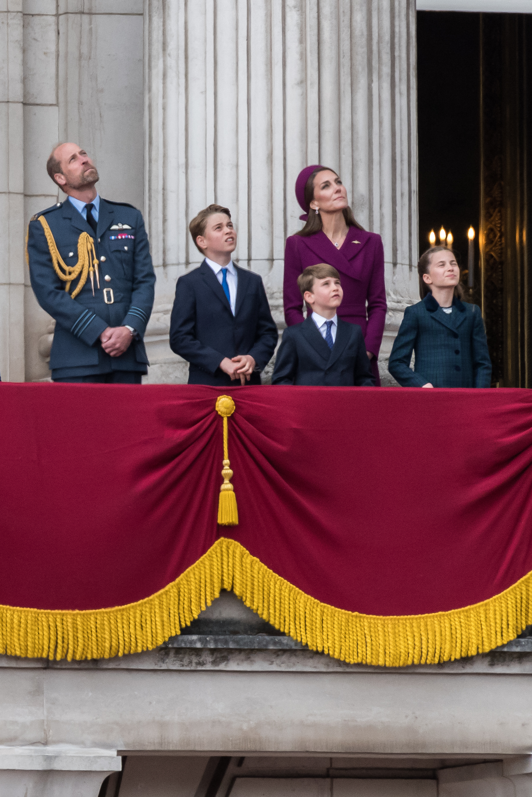 Le prince William, le prince George, le prince Louis, la princesse Catherine et la princesse Charlotte regardent le défilé aérien lors du jour de la Victoire en Europe. | Source : Getty Images