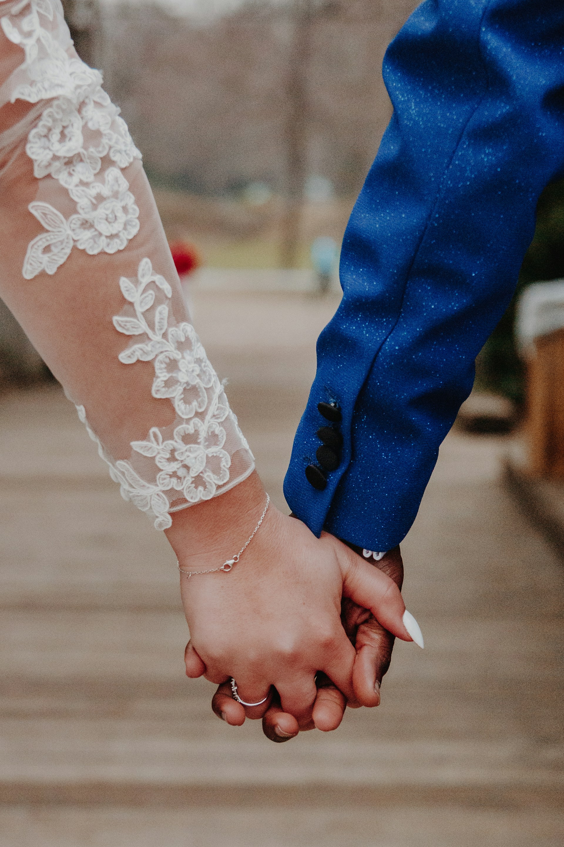 Une mariée et un marié se tenant par la main | Source : Unsplash