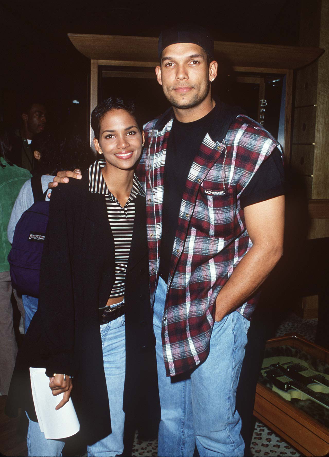 Halle Berry et David Justice lors de la soirée d'inauguration du Hard Rock Hotel & Casino Las Vegas organisée par Peter Morton le 10 mars 1995. | Source : Getty Images