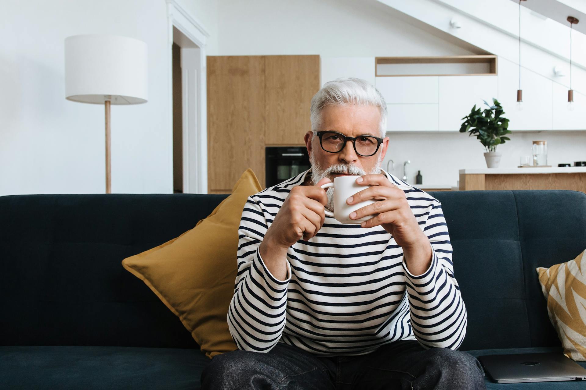 Un homme âgé prenant le thé assis sur un canapé | Source : Pexels
