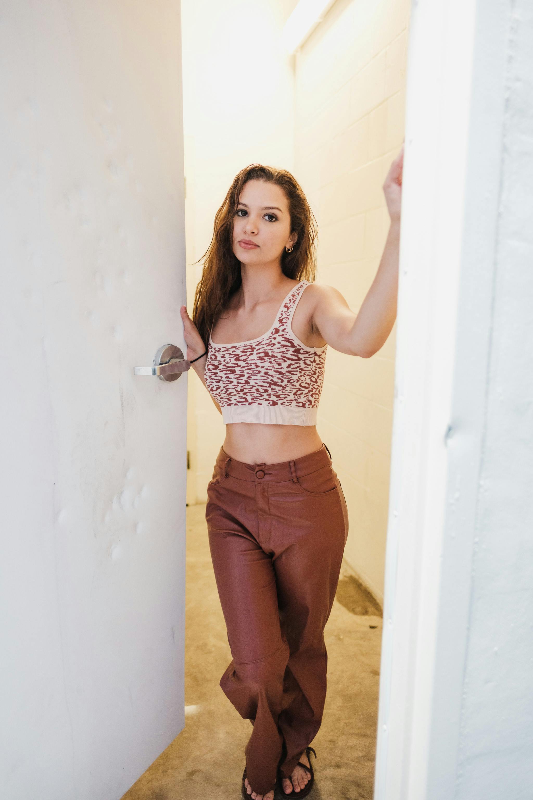 Une femme qui ouvre une porte | Source : Pexels